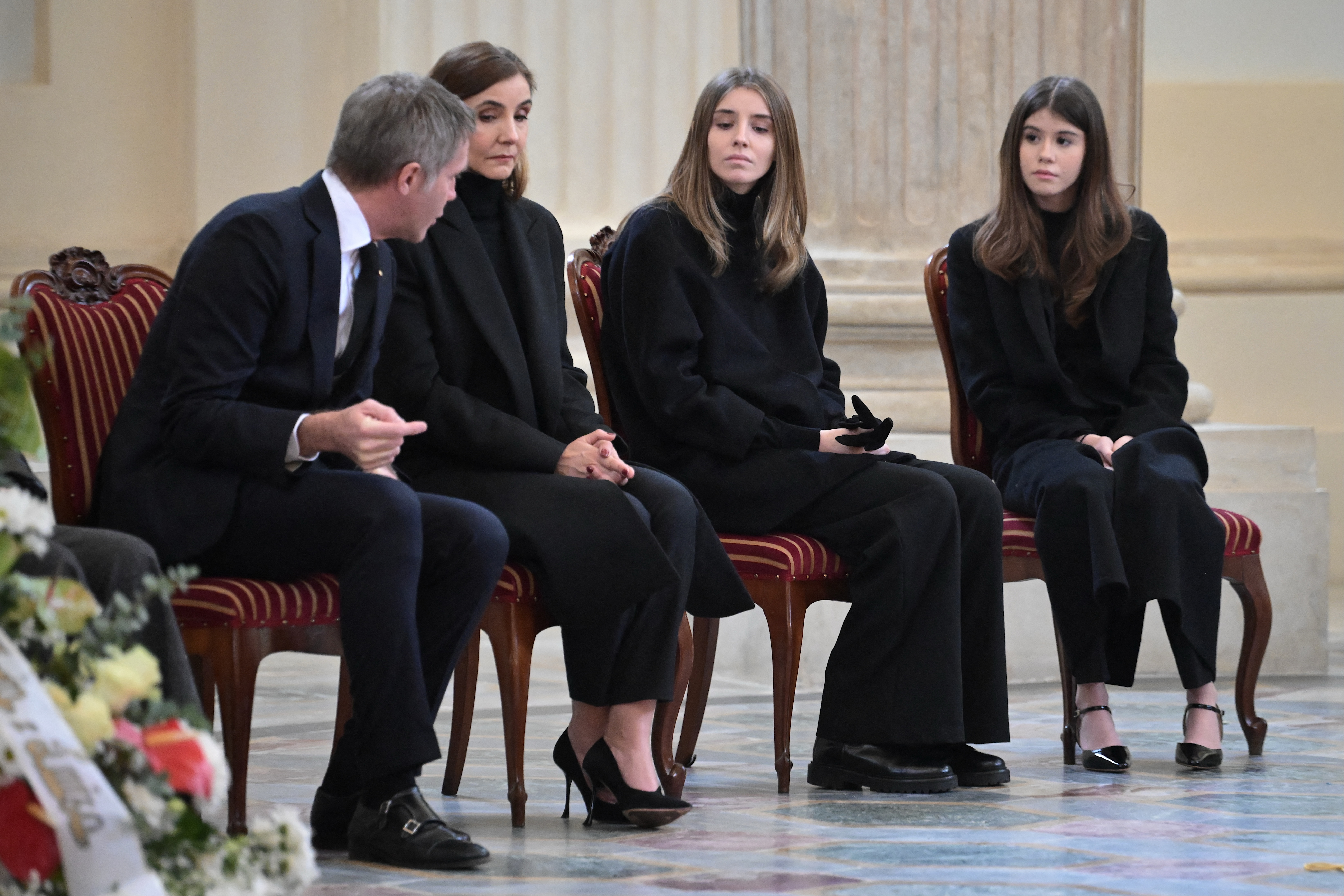 Apoiada pelo filho, Marina Doria despede-se de Vittorio Emanuele de Saboia