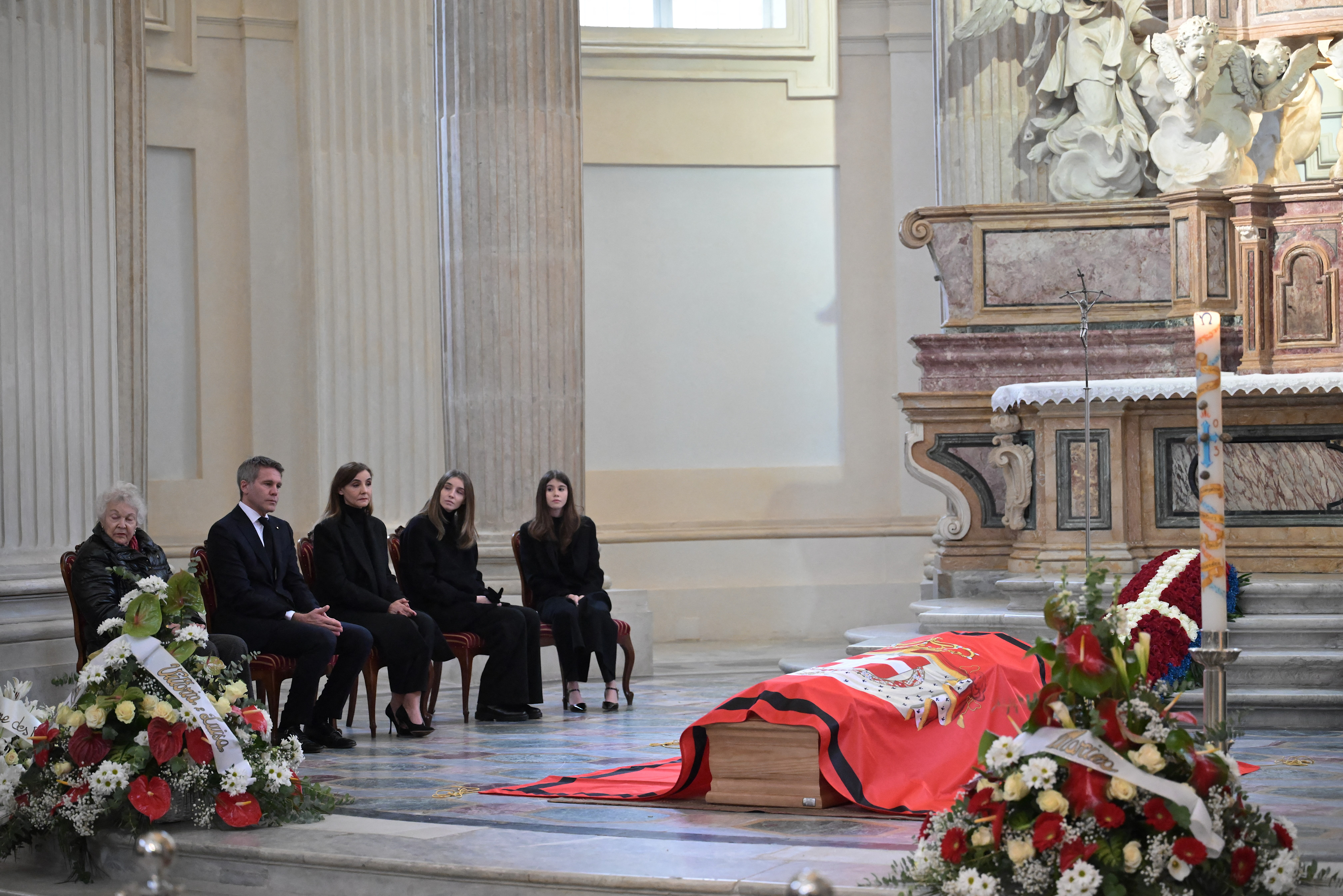 Apoiada pelo filho, Marina Doria despede-se de Vittorio Emanuele de Saboia