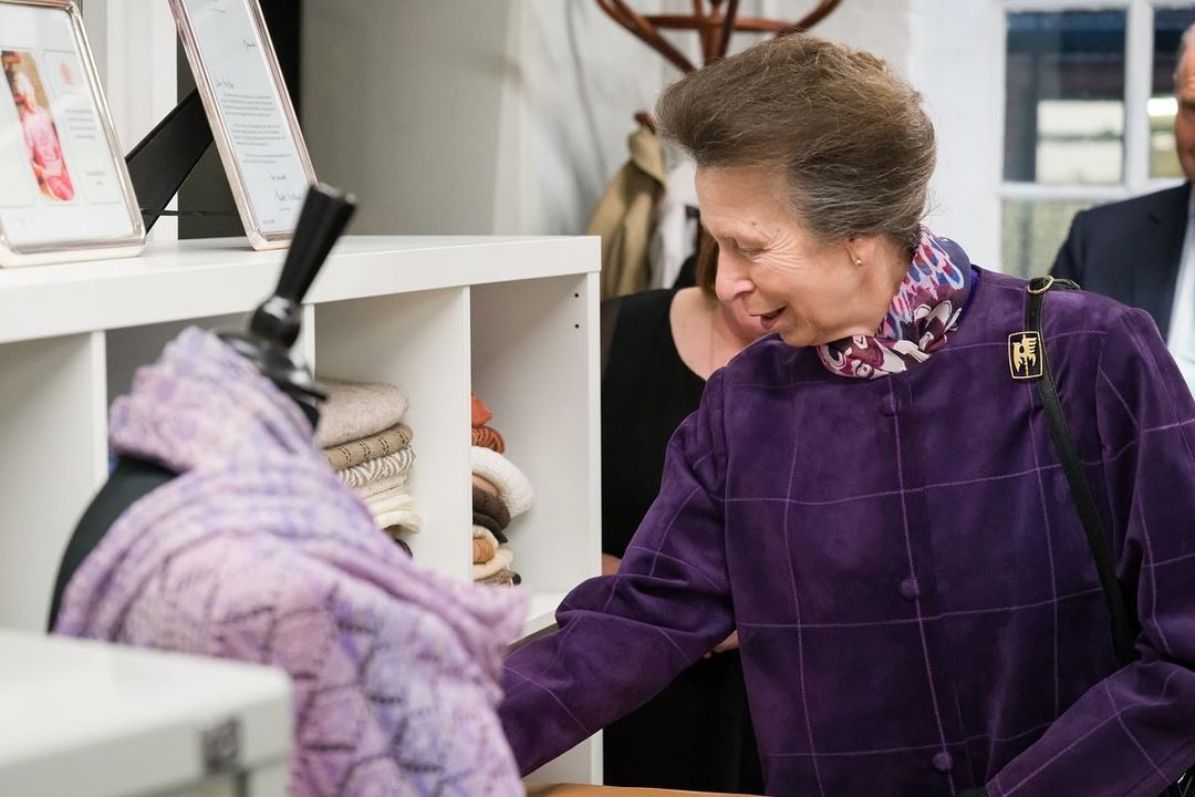 Princesa Ana usa casaco de Isabel II, guardado há 18 anos