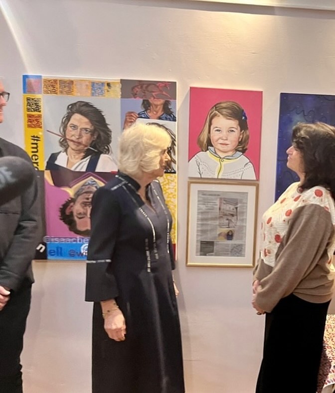 Camilla encantada com quadro que retrata Charlotte
