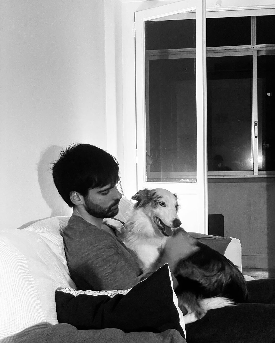 Vítor com a cadela, Tsuki
