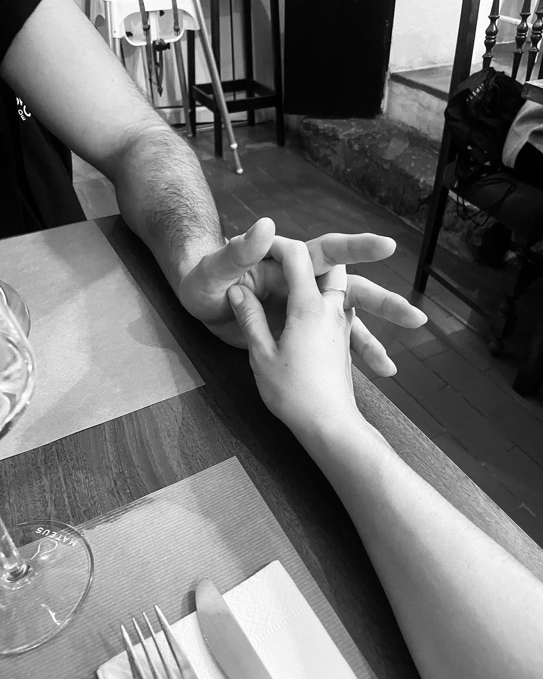 Bárbara e Vítor num restaurante