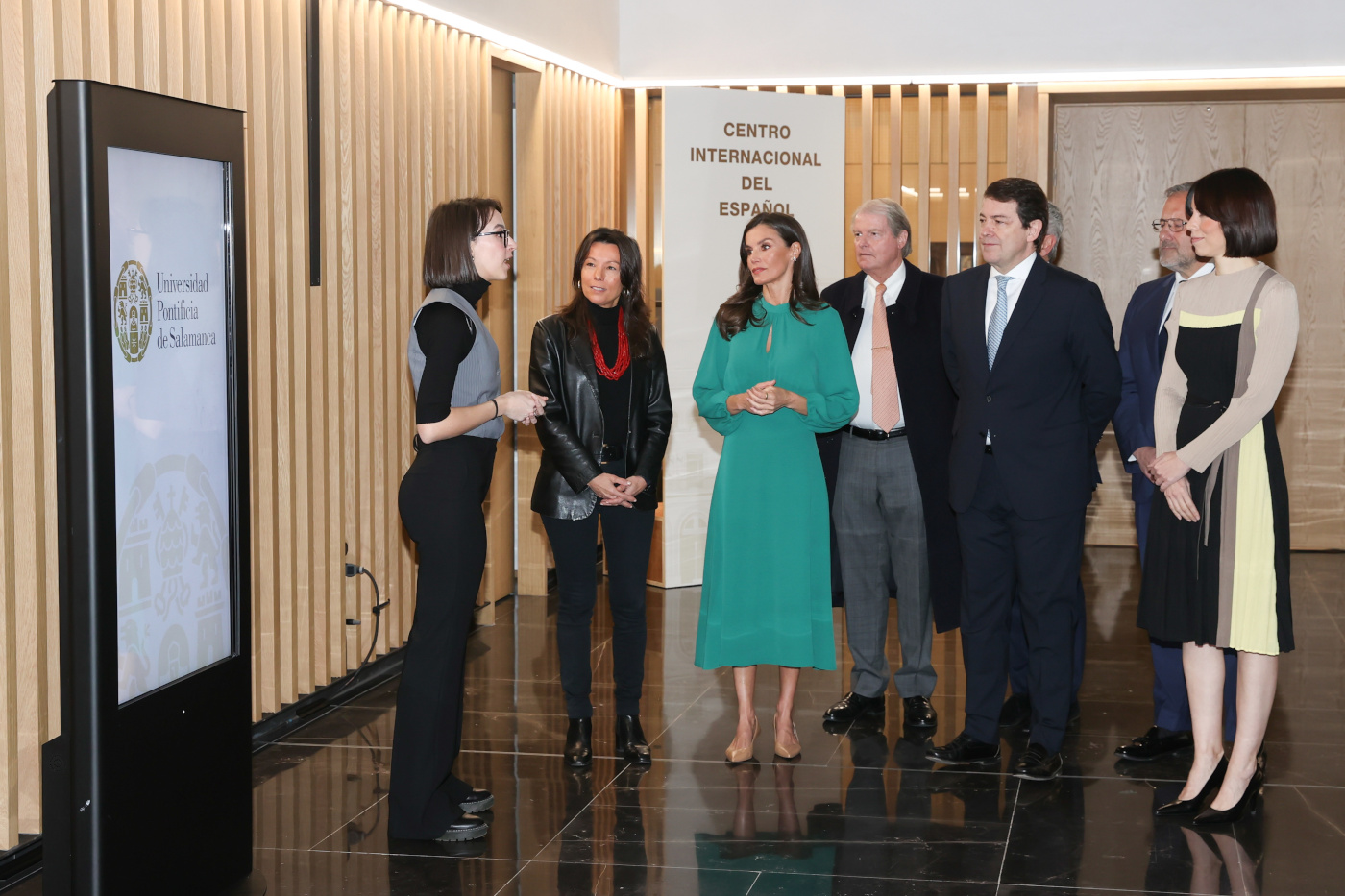 Letizia recupera vestido com decote em forma de lágrima