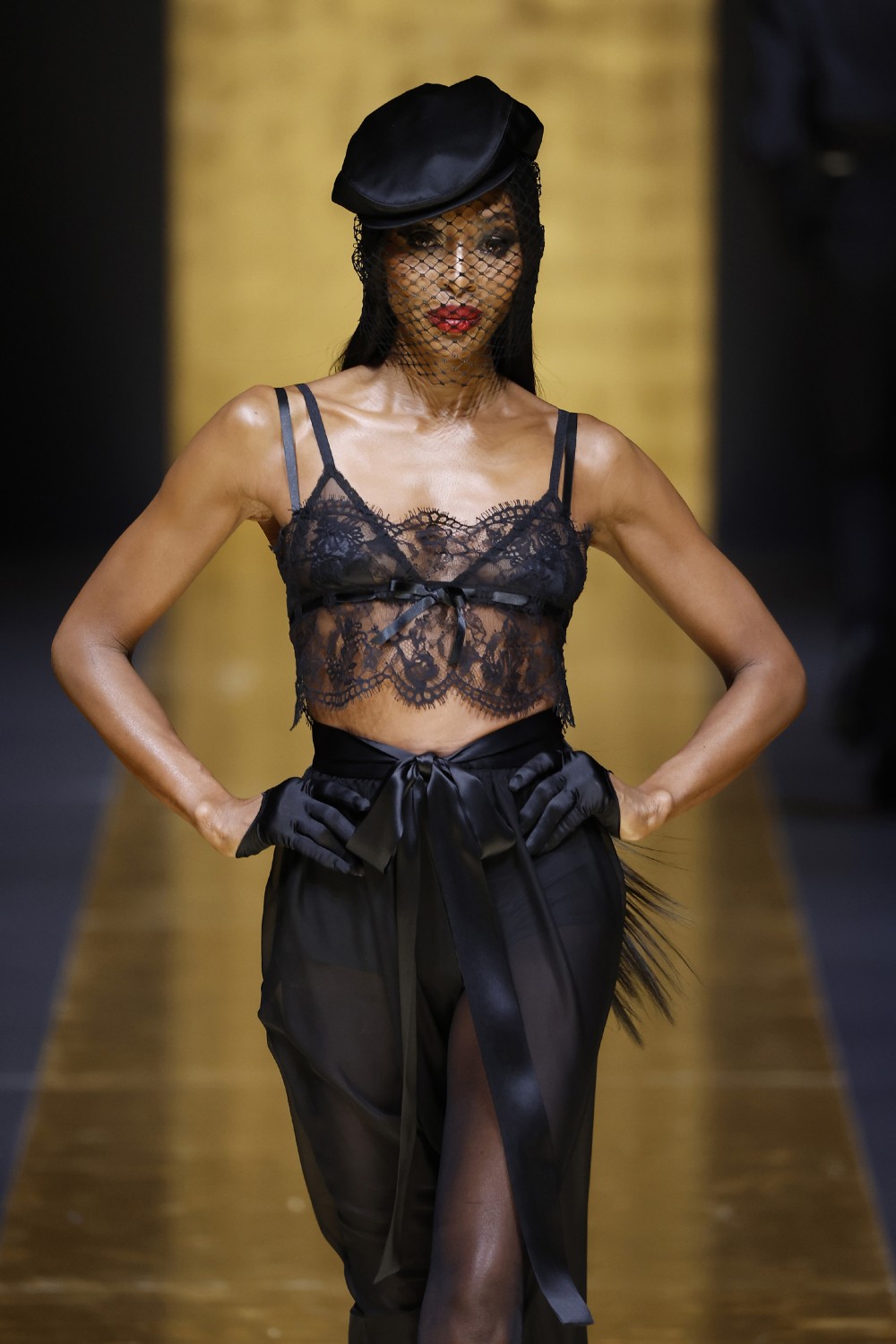 Aos 53 anos, Naomi Campbell é rainha da passerelle em Milão