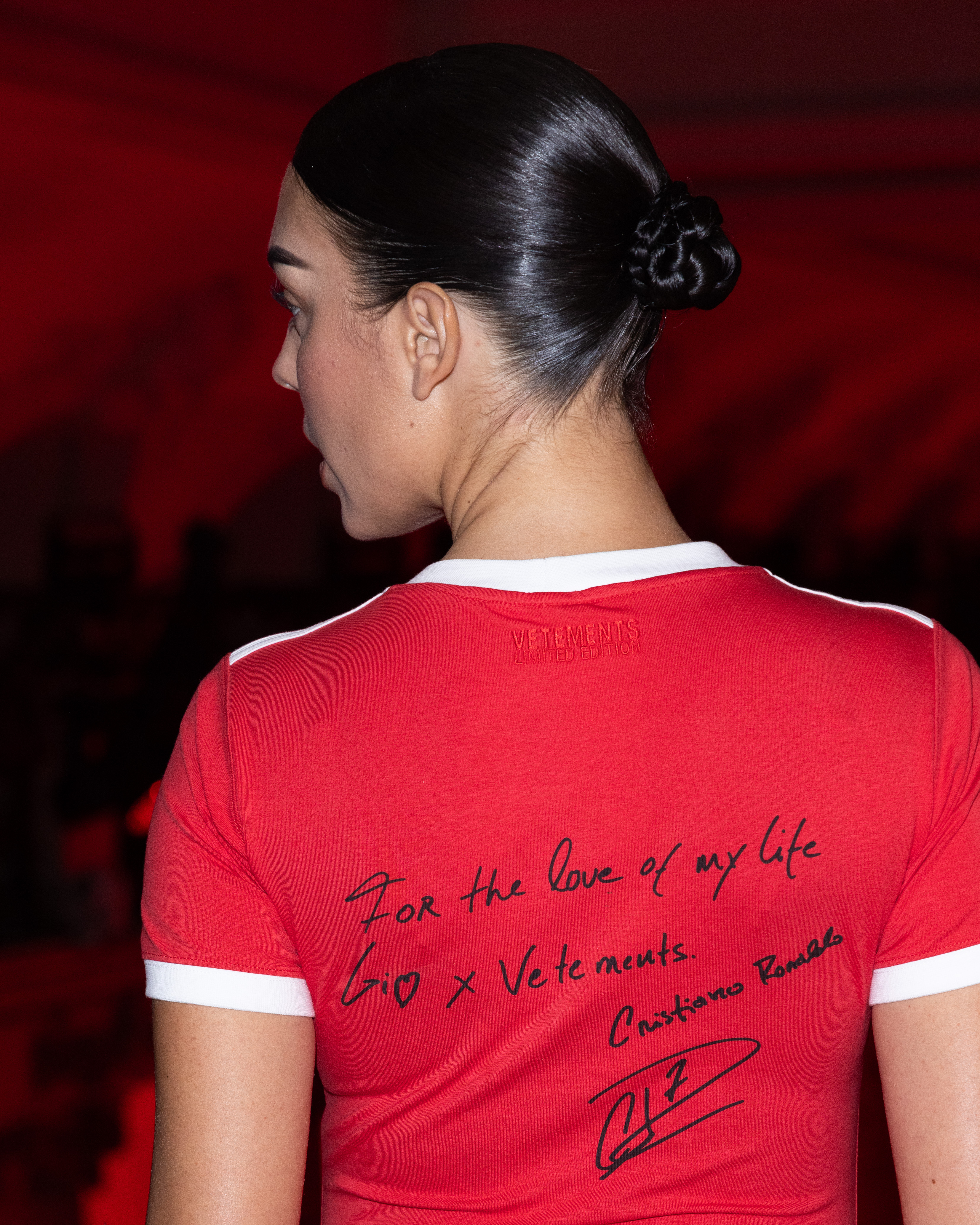 Georgina Rodríguez desfila em Paris com vestido inspirado e autografado por Cristiano Ronaldo