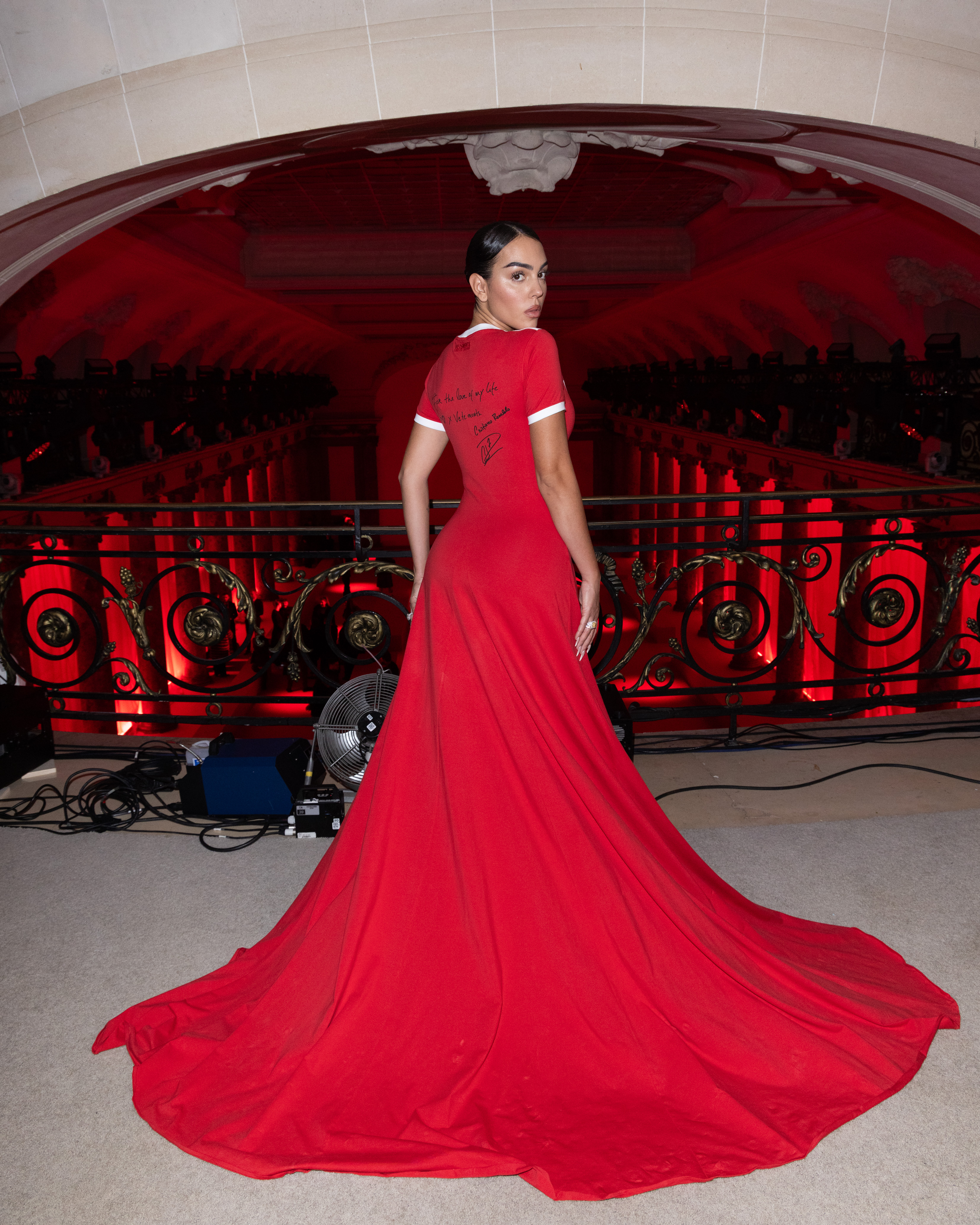 Georgina Rodríguez desfila em Paris com vestido inspirado e autografado por Cristiano Ronaldo