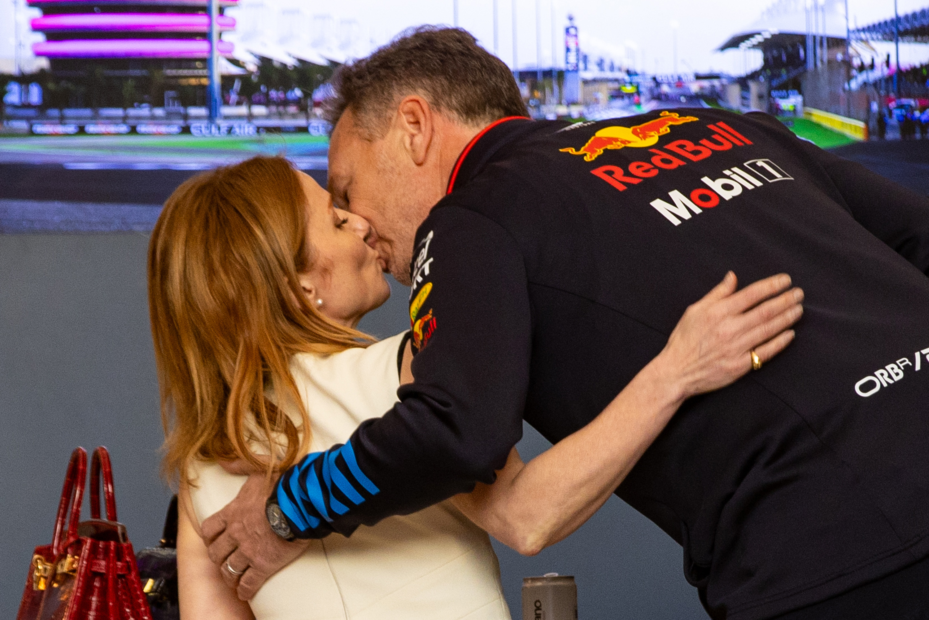 Contrariando os rumores de crise, Geri Halliwell surge ao lado do marido, acusado de assédio sexual