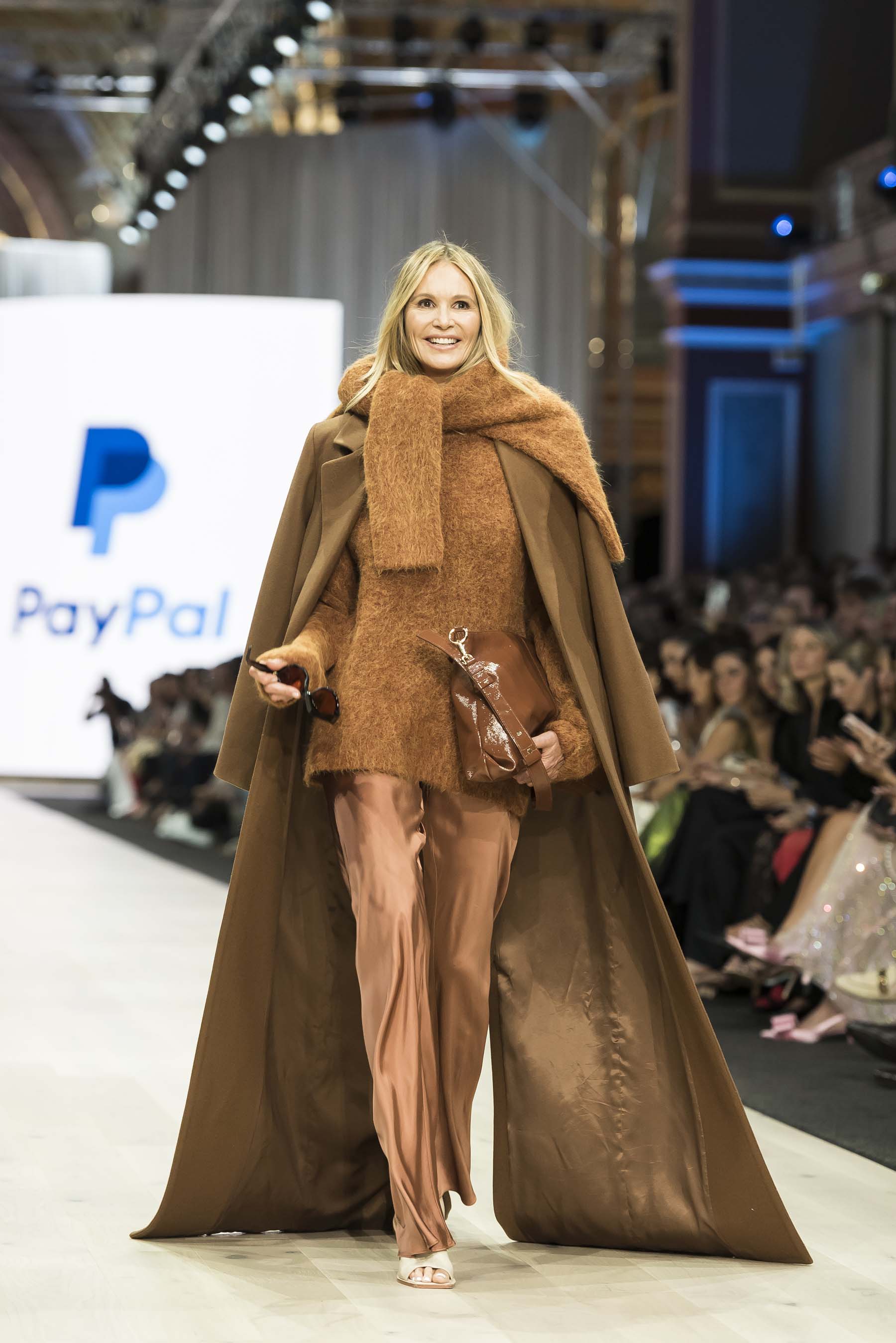 Aos 59 anos, Elle Macpherson regressa à "passerelle"