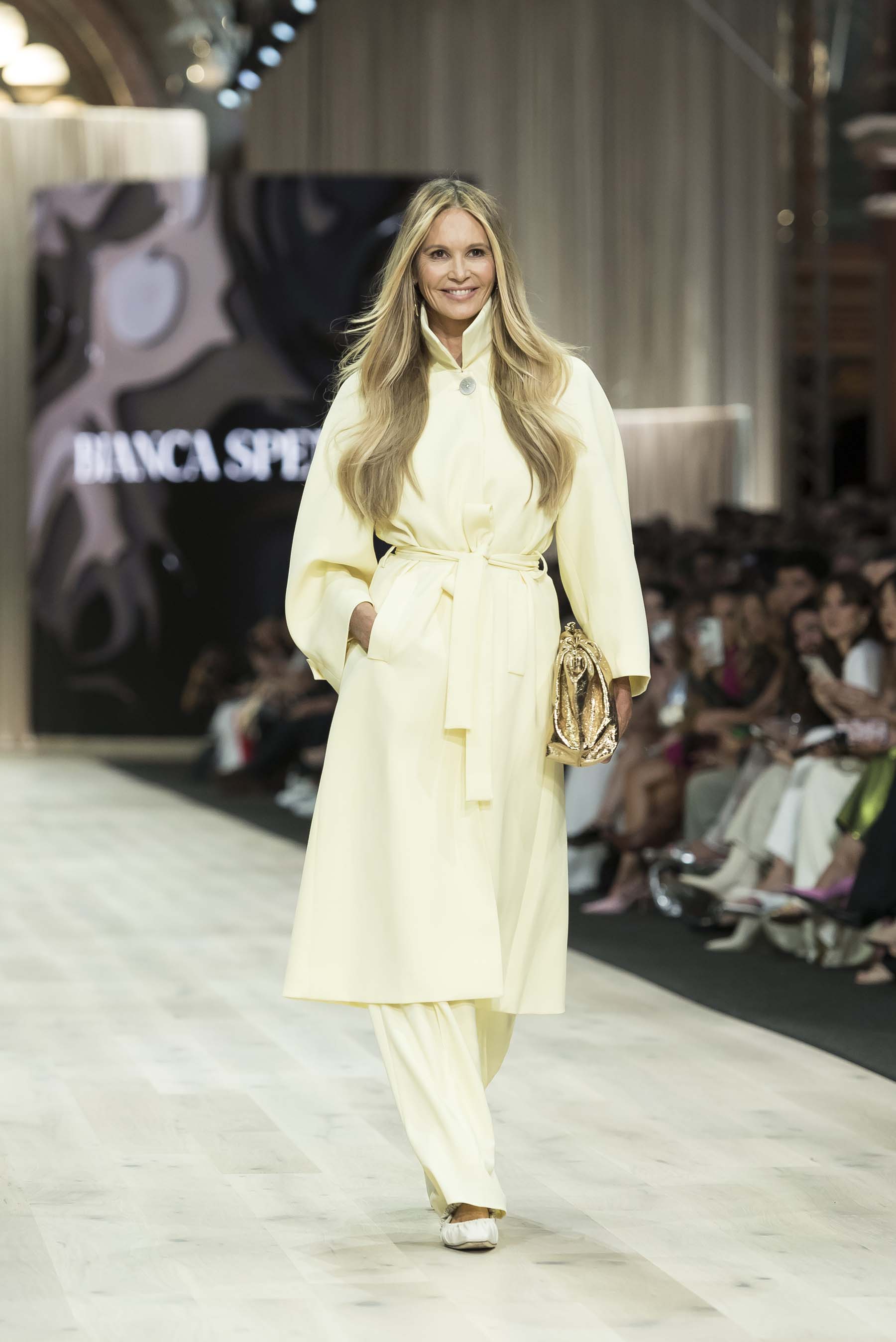Aos 59 anos, Elle Macpherson regressa à "passerelle"