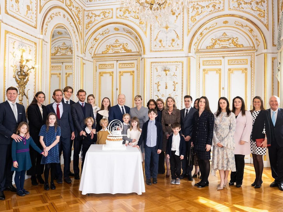 Ausência de marido de Charlote Casiraghi na foto de família confirma a separação