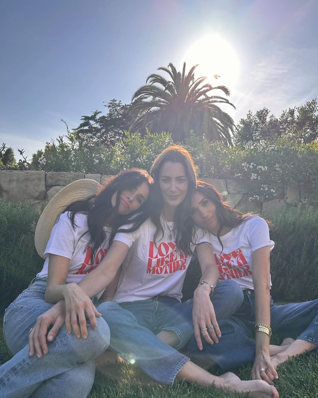 Meghan Markle junta-se a duas das suas melhores amigas por uma causa