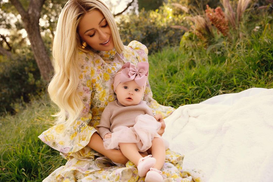 Paris Hilton apresenta a filha

