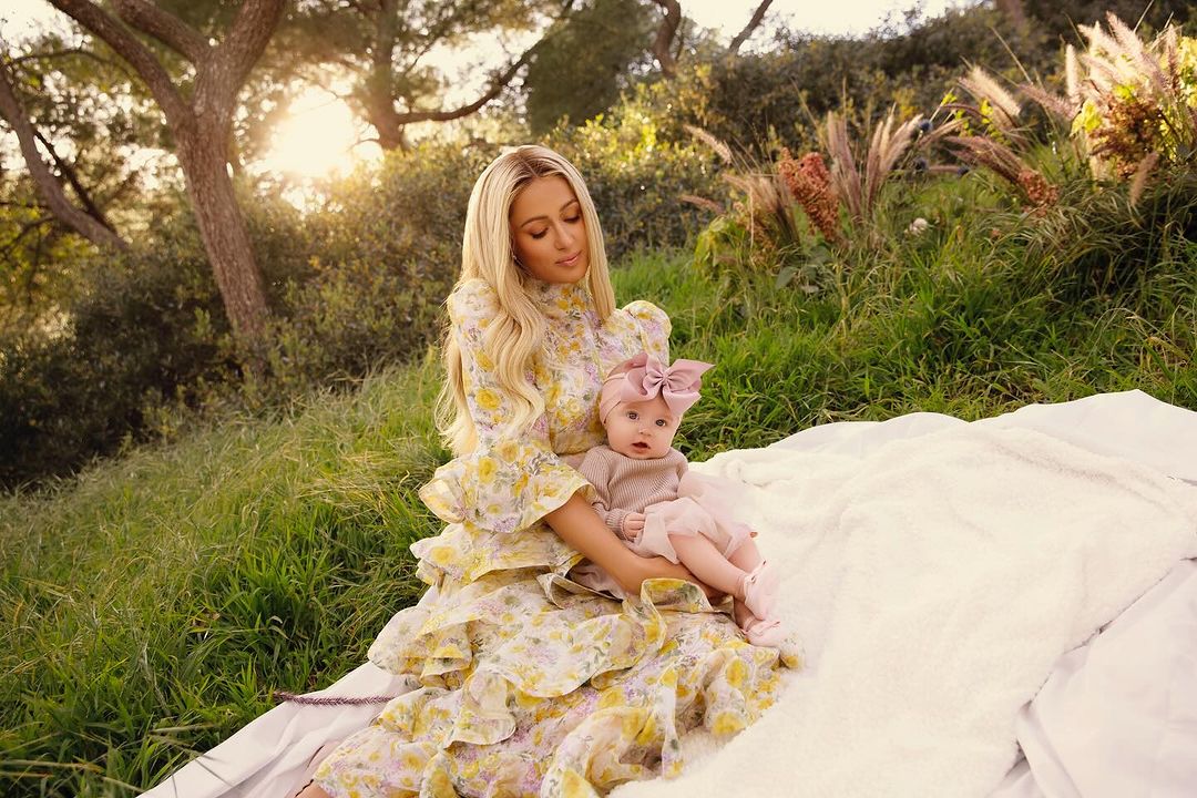 Paris Hilton com a filha, London
