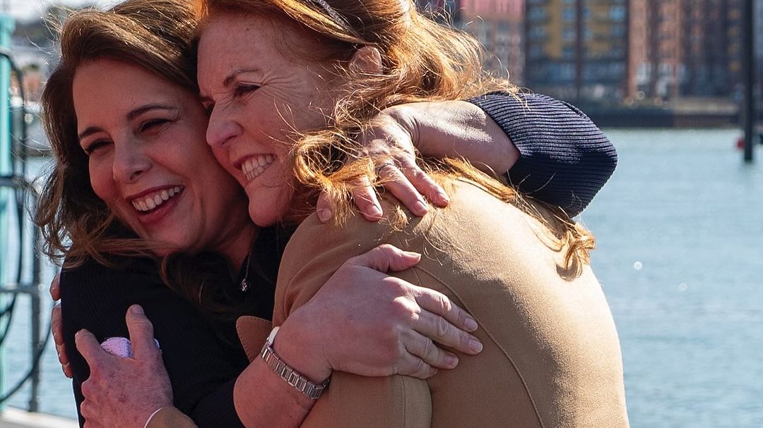 Haya da Jord&acirc;nia reaparece ao lado de Sarah Ferguson 