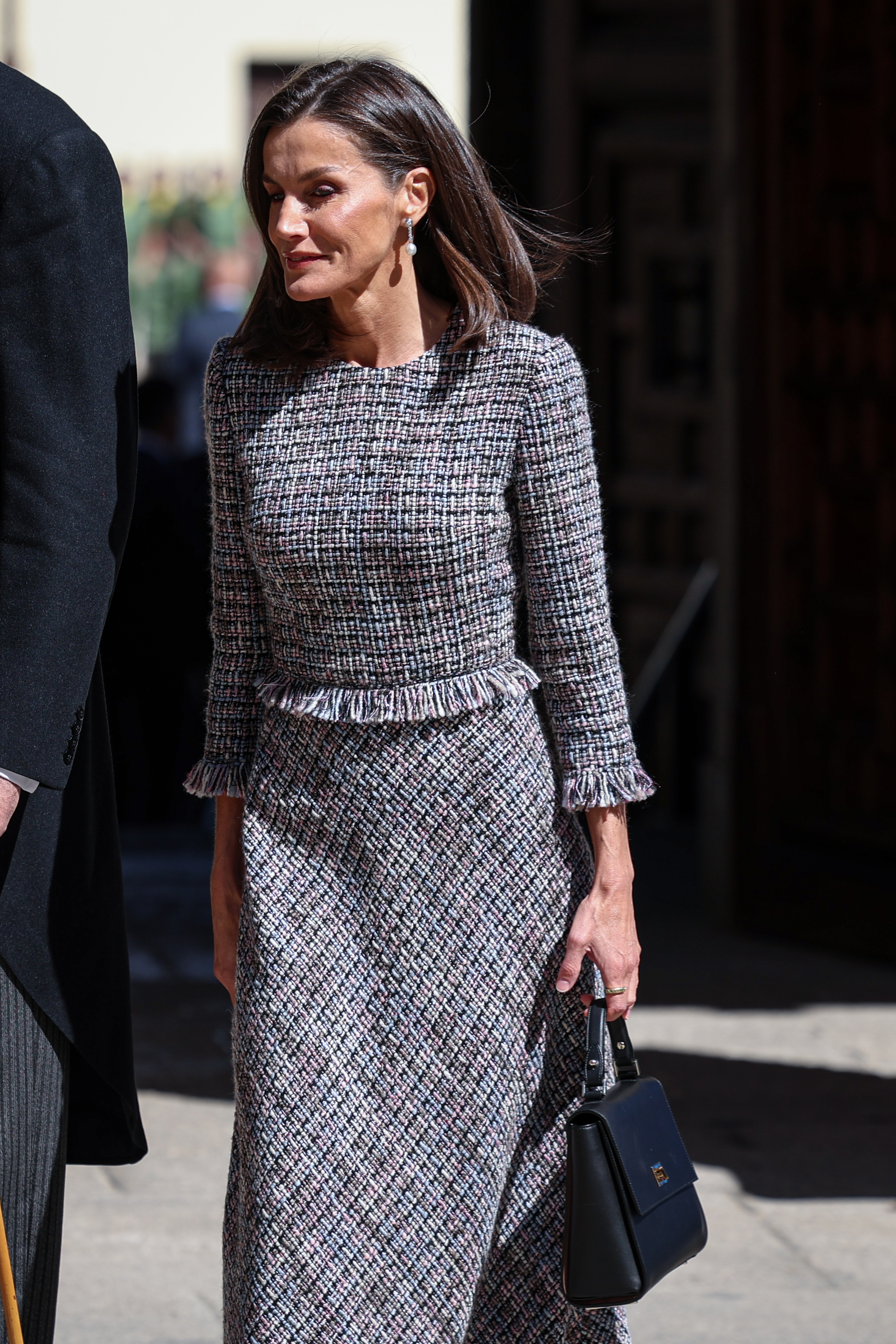 Na entrega do P&eacute;mio Cervantes, Letizia estreia vestido em "tweed"