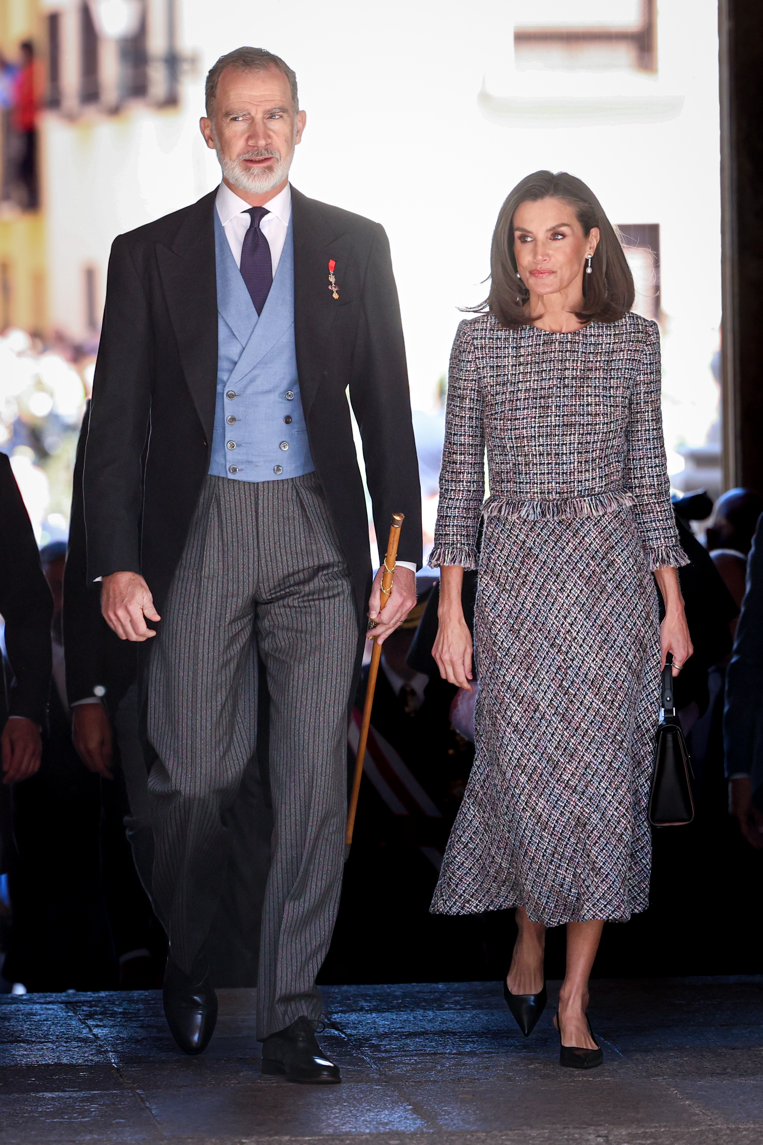 Na entrega do P&eacute;mio Cervantes, Letizia estreia vestido em "tweed"