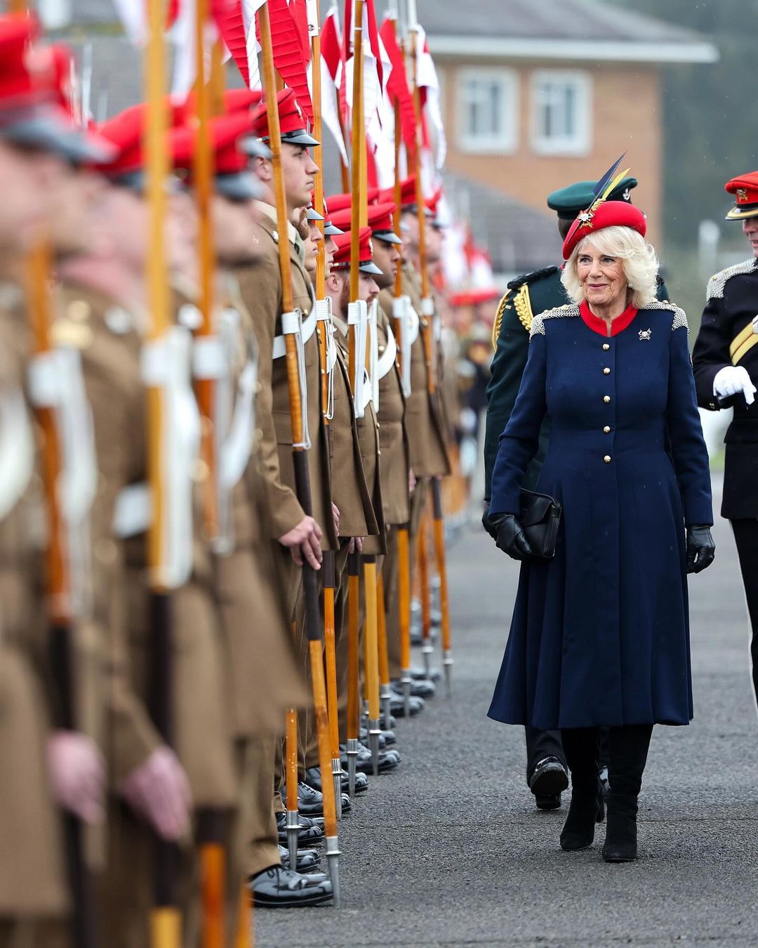 Com um visual de inspira&ccedil;&atilde;o militar, Camilla inspecciona as tropas