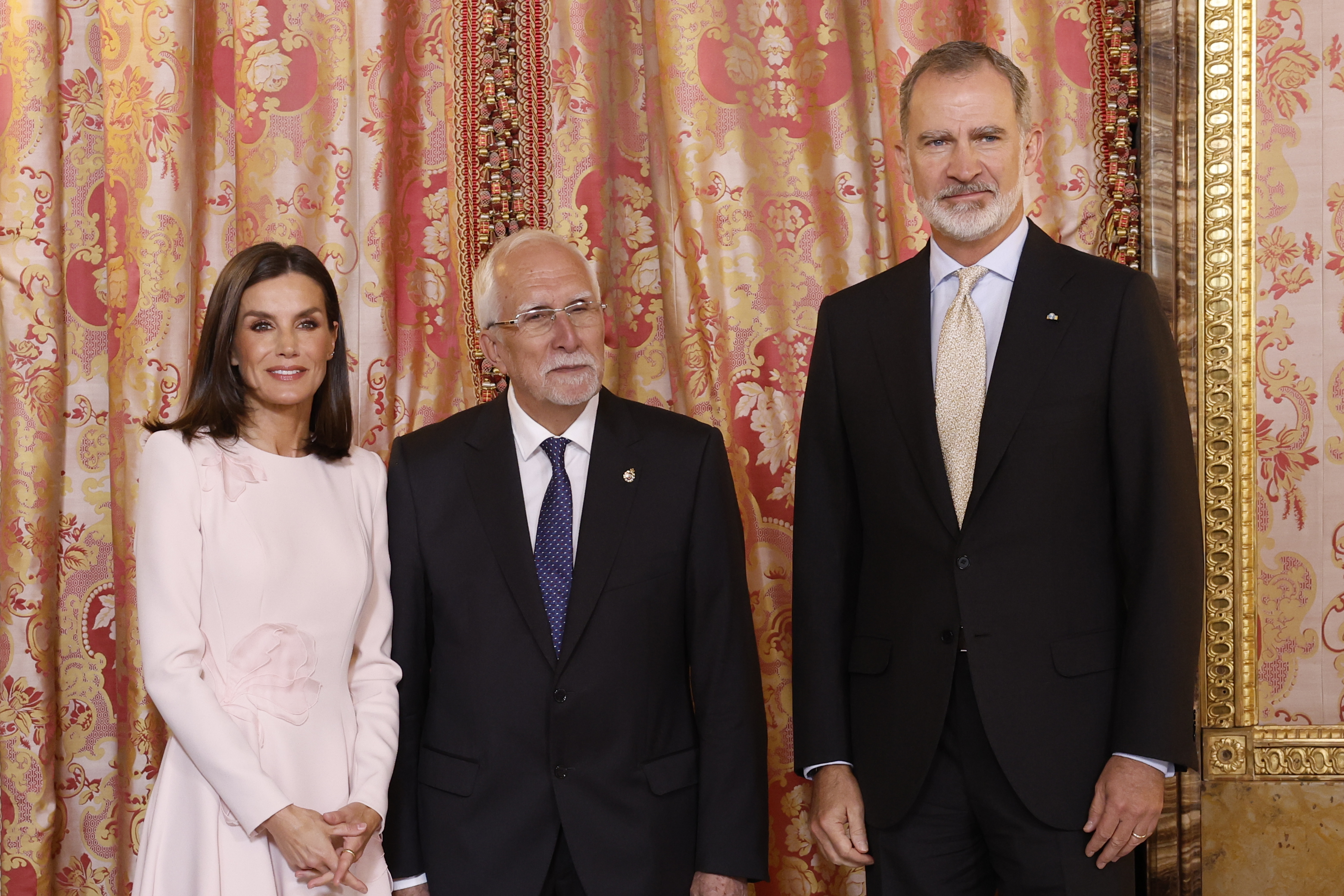 Letizia recupera rom&acirc;ntico vestido com flores 3D