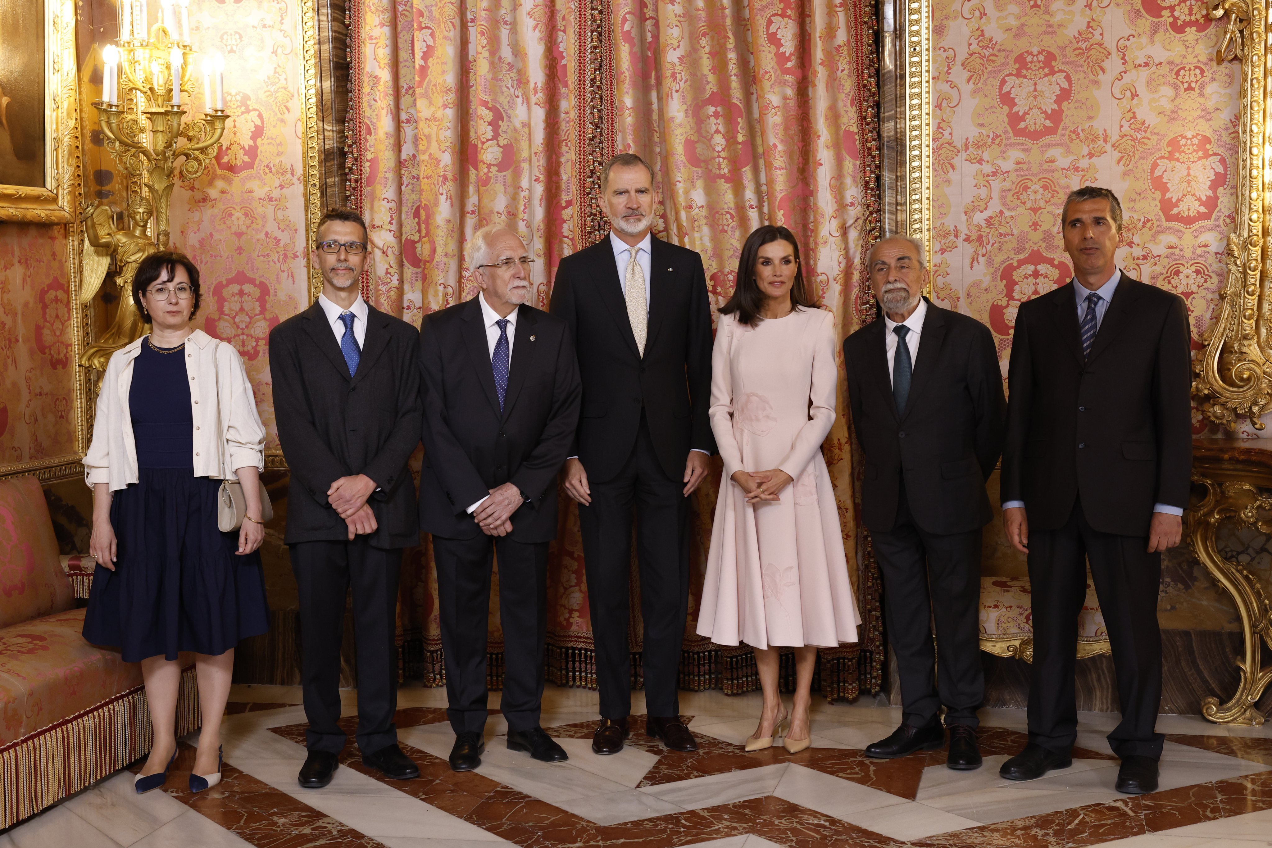 Letizia recupera rom&acirc;ntico vestido com flores 3D