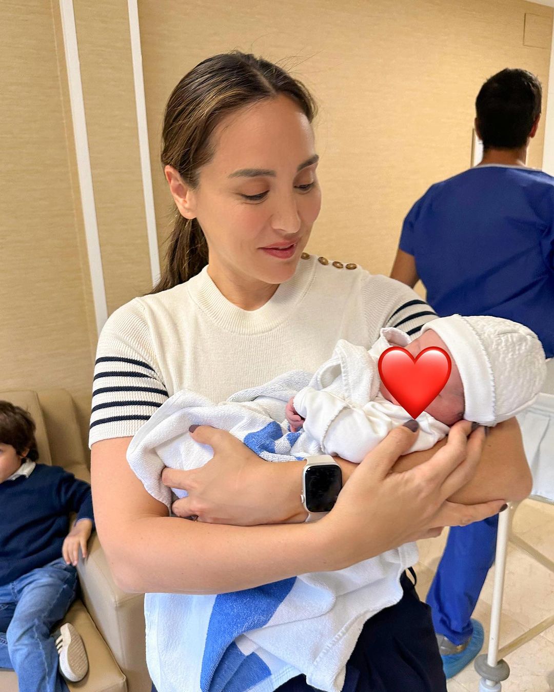 Tamara Falc&oacute; apresenta o sobrinho
