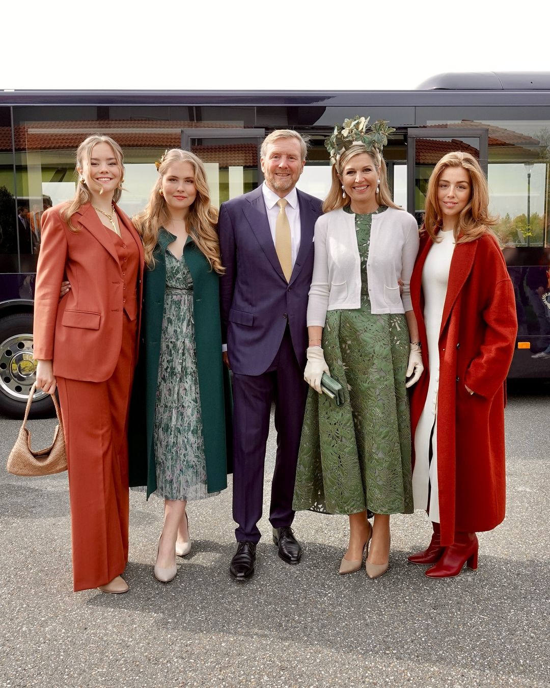 M&aacute;xima e Guilherme dos Pa&iacute;ses Baixos celebram o "Dia do Rei" com as filhas e junto do povo