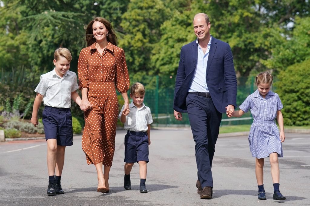 William e Kate com os tr&ecirc;s filhos
