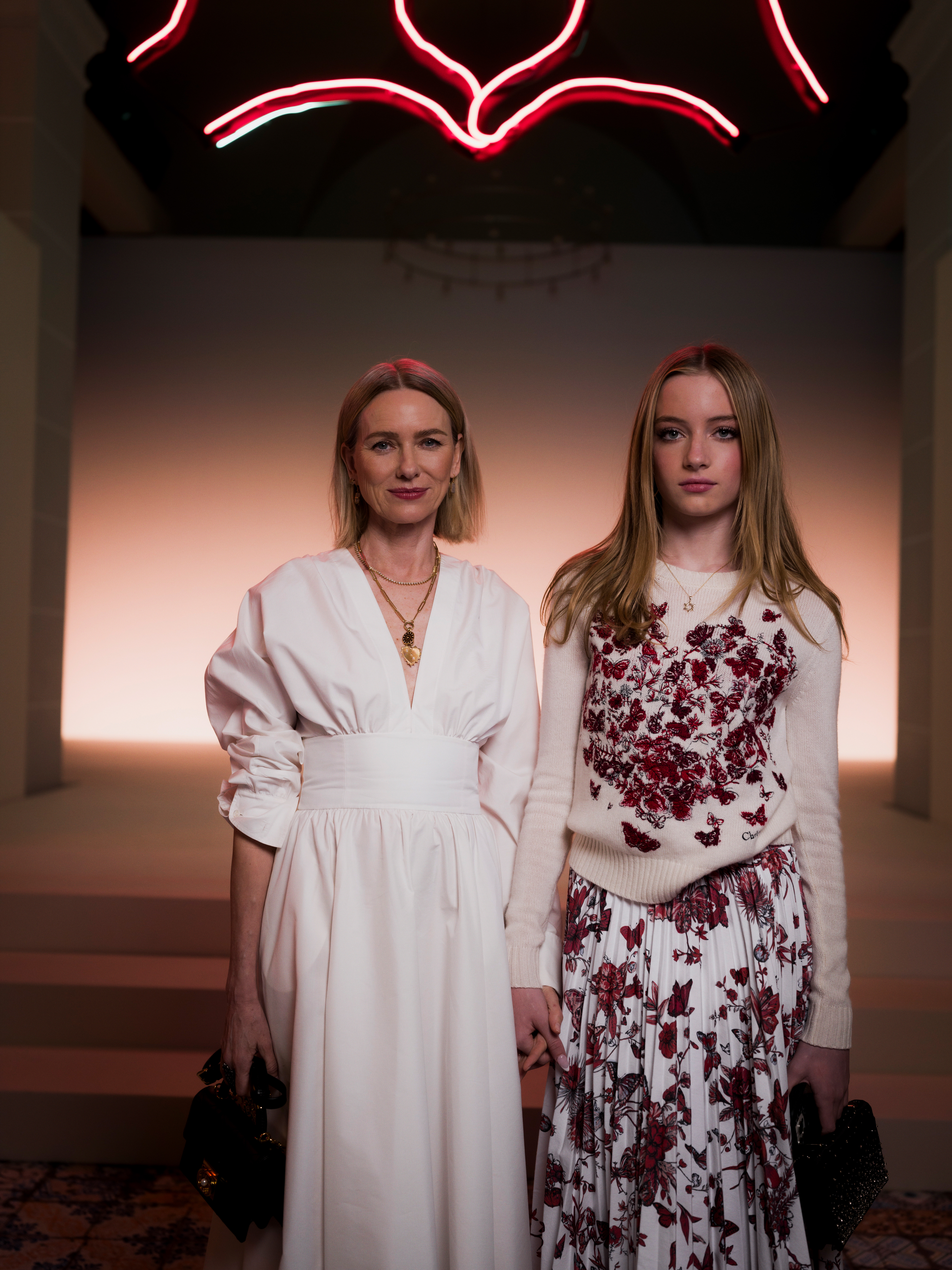 Naomi Watts assiste a desfile da Dior ao lado da filha, que se assume como não binária