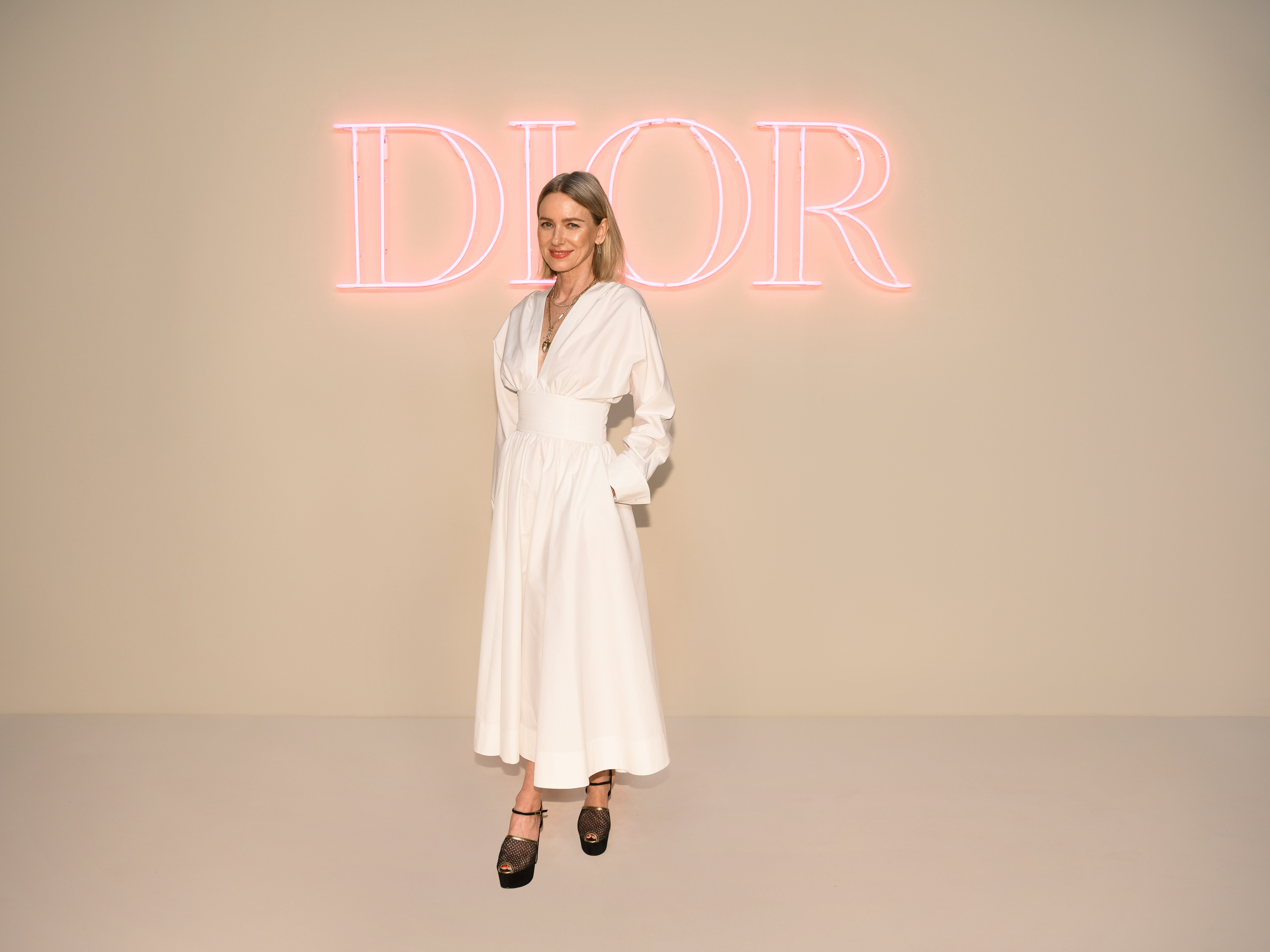 Naomi Watts assiste a desfile da Dior ao lado da filha, que se assume como não binária