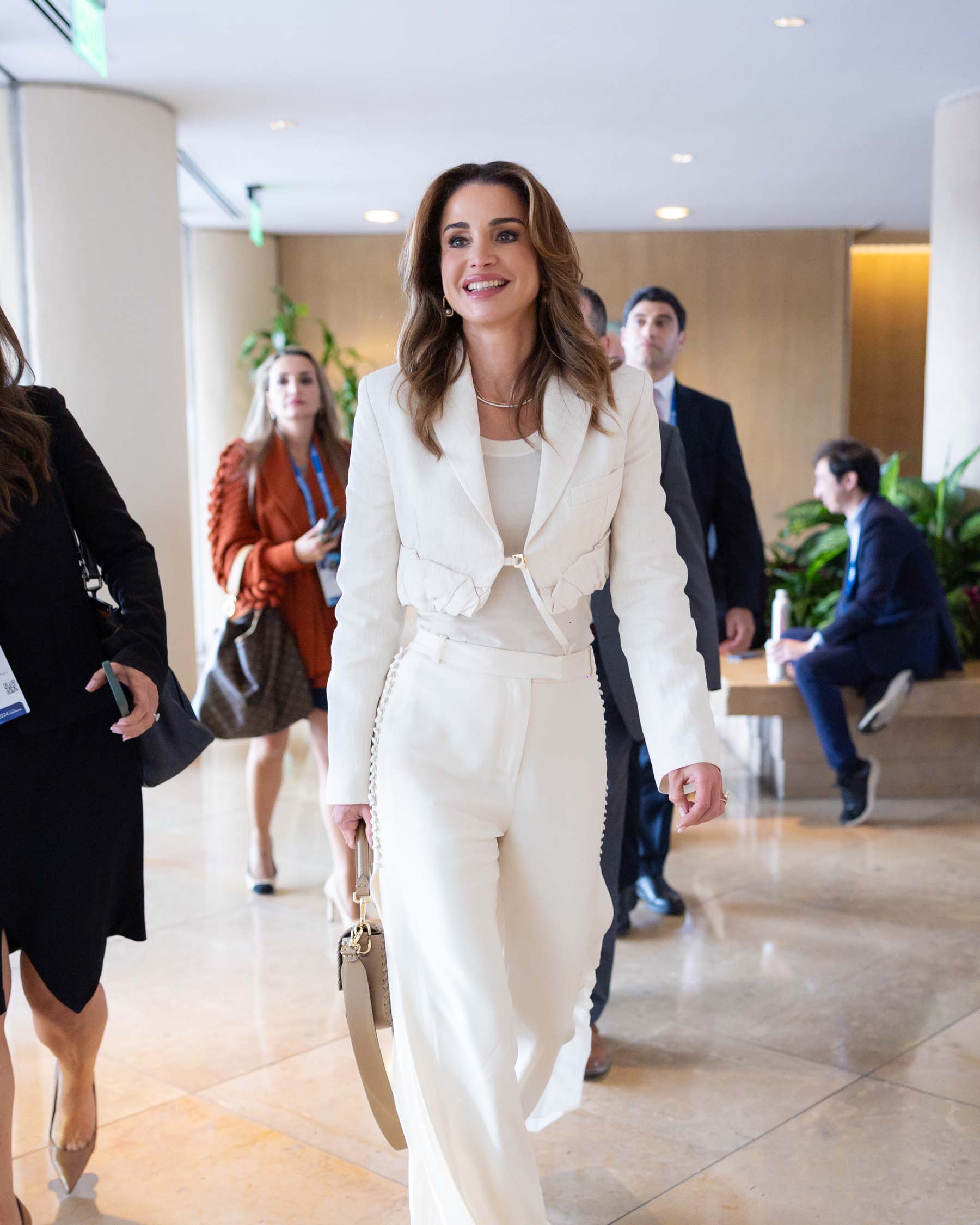 O visual tendência de Rania no reencontro com a filha, Salma, em Los Angeles