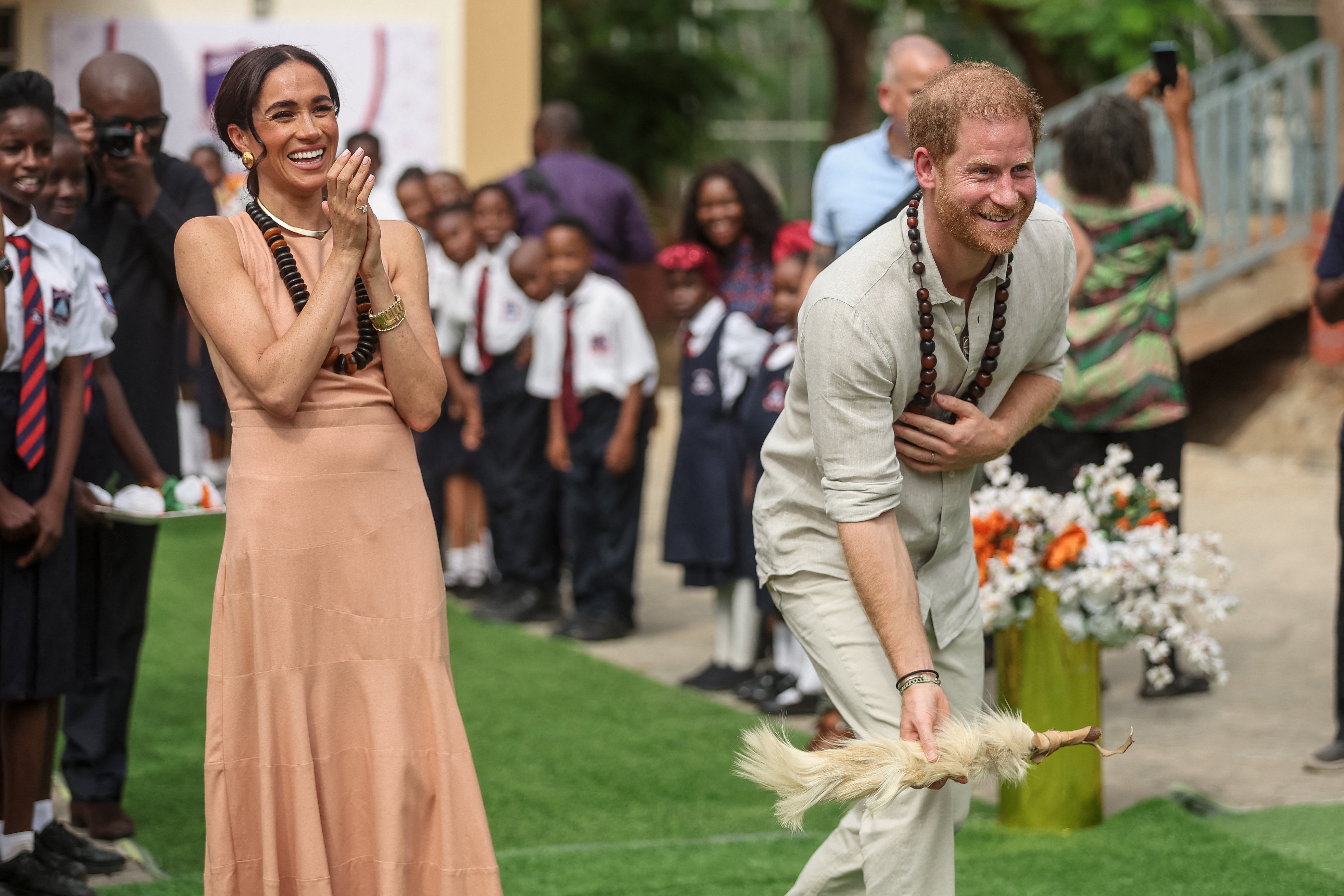 O ousado vestido de Meghan na visita à Nigéria