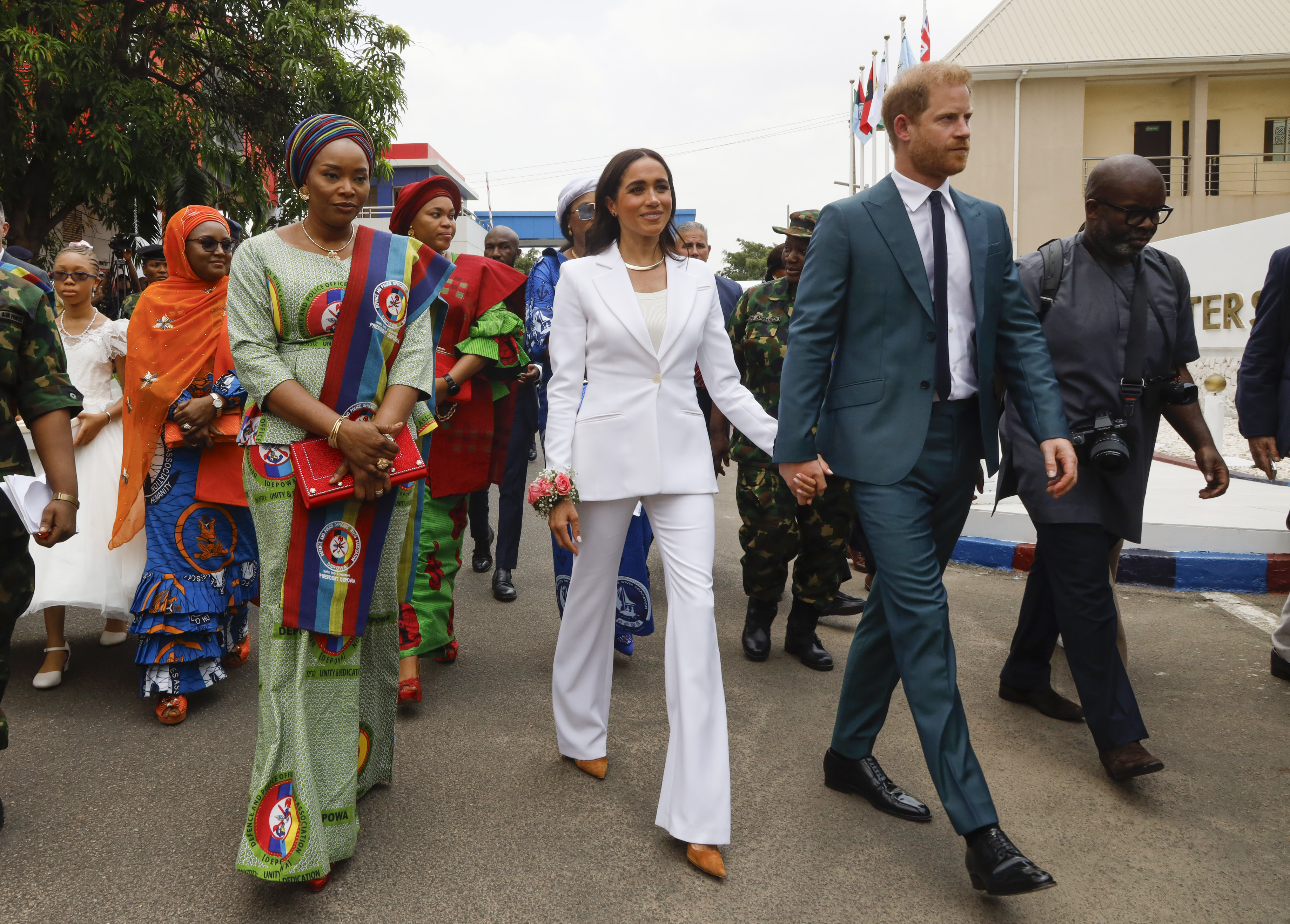 Todos os "looks" de Meghan na visita à Nigéria