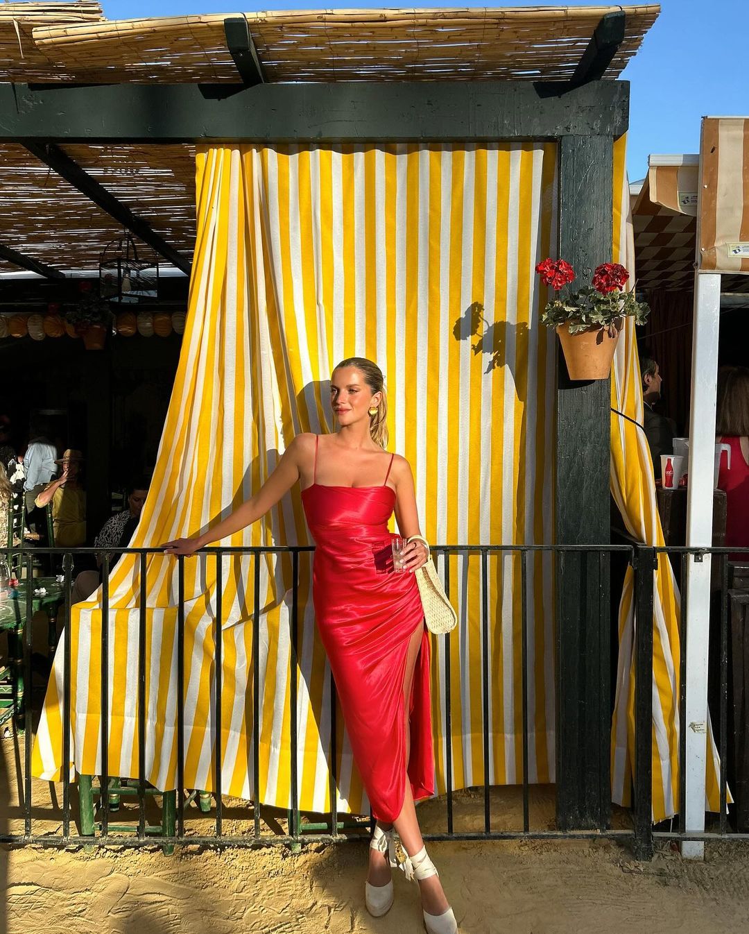 Júlia Palha num "look" sedutor na Feira do Cavalo
