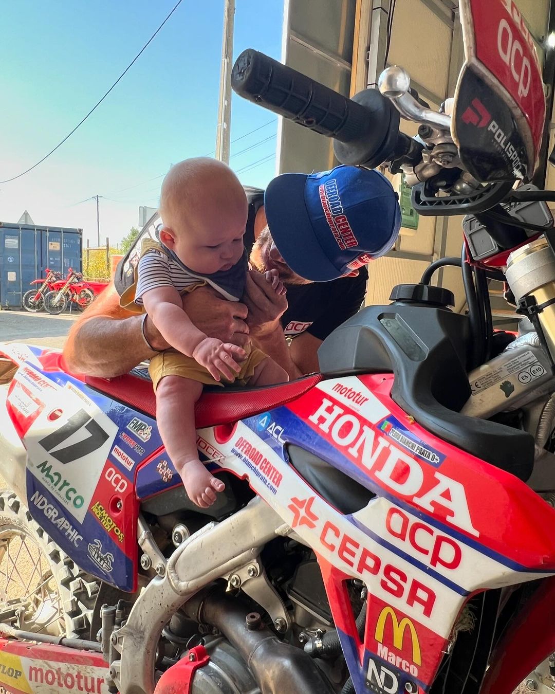 Filho de Maria Botelho Moniz ao volante da moto do pai