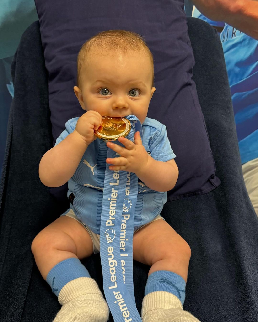 Ao lado Inês Degener Tomaz e da filha, Bernardo Silva celebra tetracampeonato do Manchester City