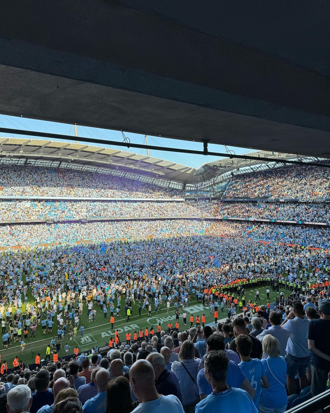 Ao lado Inês Degener Tomaz e da filha, Bernardo Silva celebra tetracampeonato do Manchester City