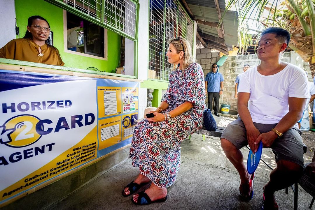 De visita às Filipinas, Máxima aposta em vestido de estampado floral