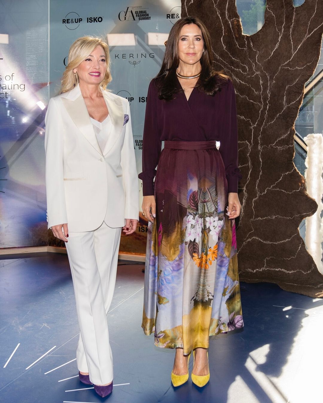 Mary da Dinamarca surpreende com saia de estampado selvagem na Cimeira Global da Moda