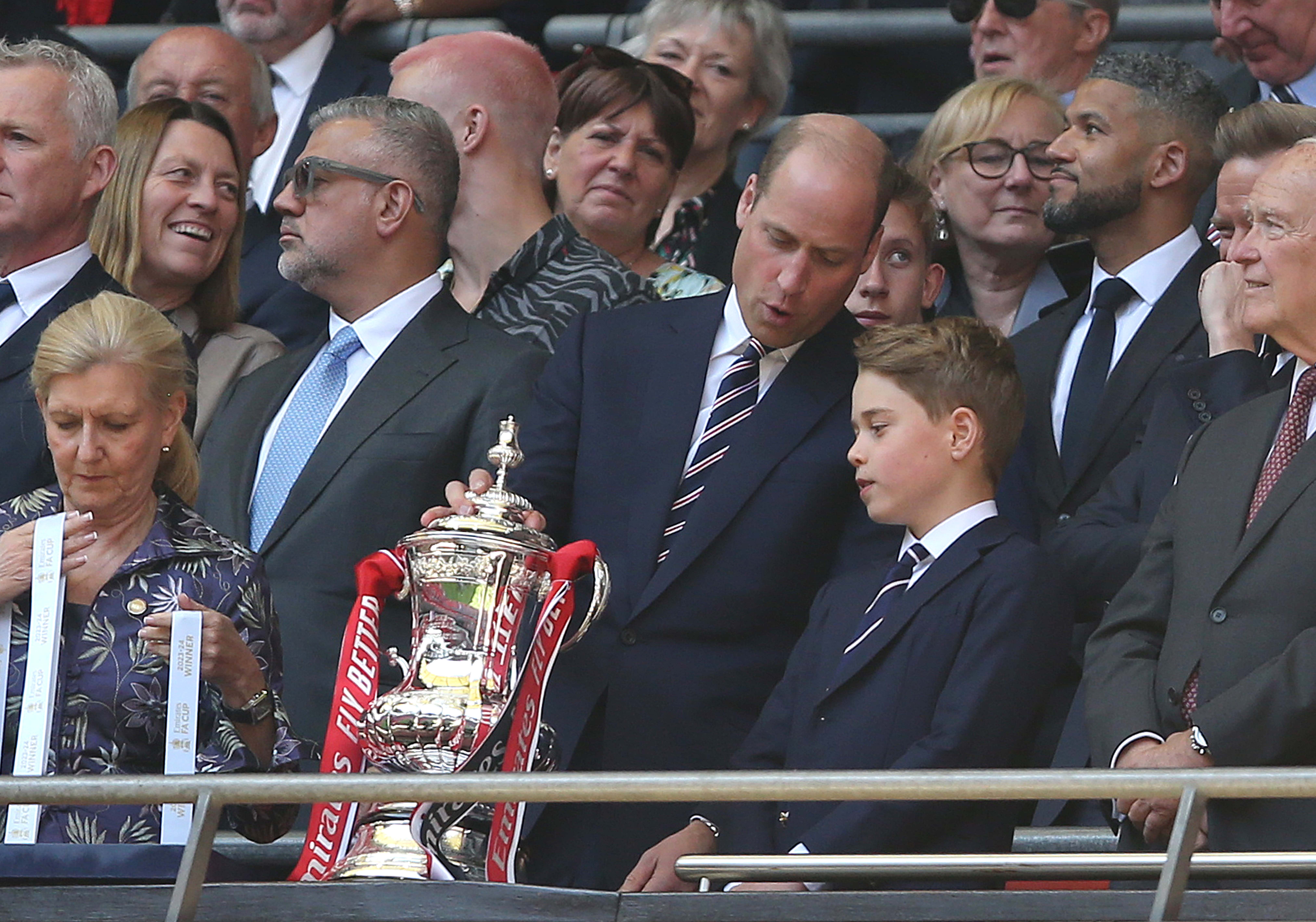 Príncipe George assistiu à final da Taça de Inglaterra na companhia do pai