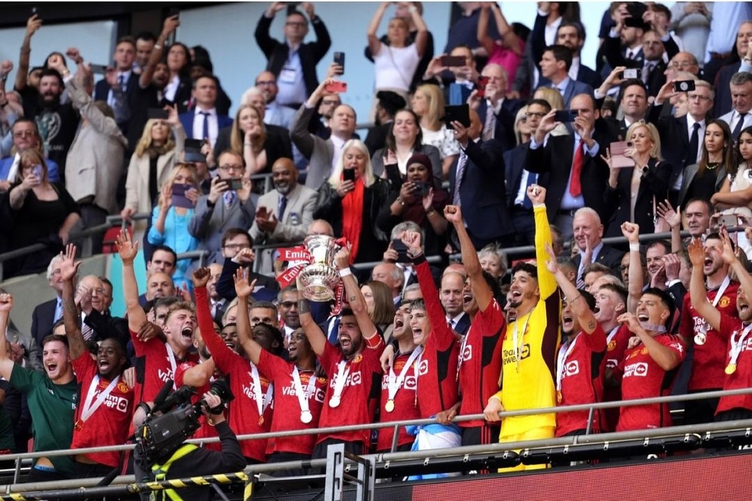 Príncipe George assistiu à final da Taça de Inglaterra na companhia do pai