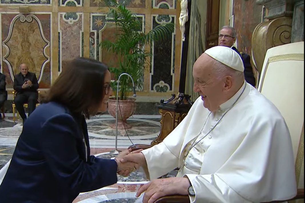 Joana Marques, Ricardo Araújo Pereira e Maria Rueff recebidos pelo Papa Francisco no Vaticano