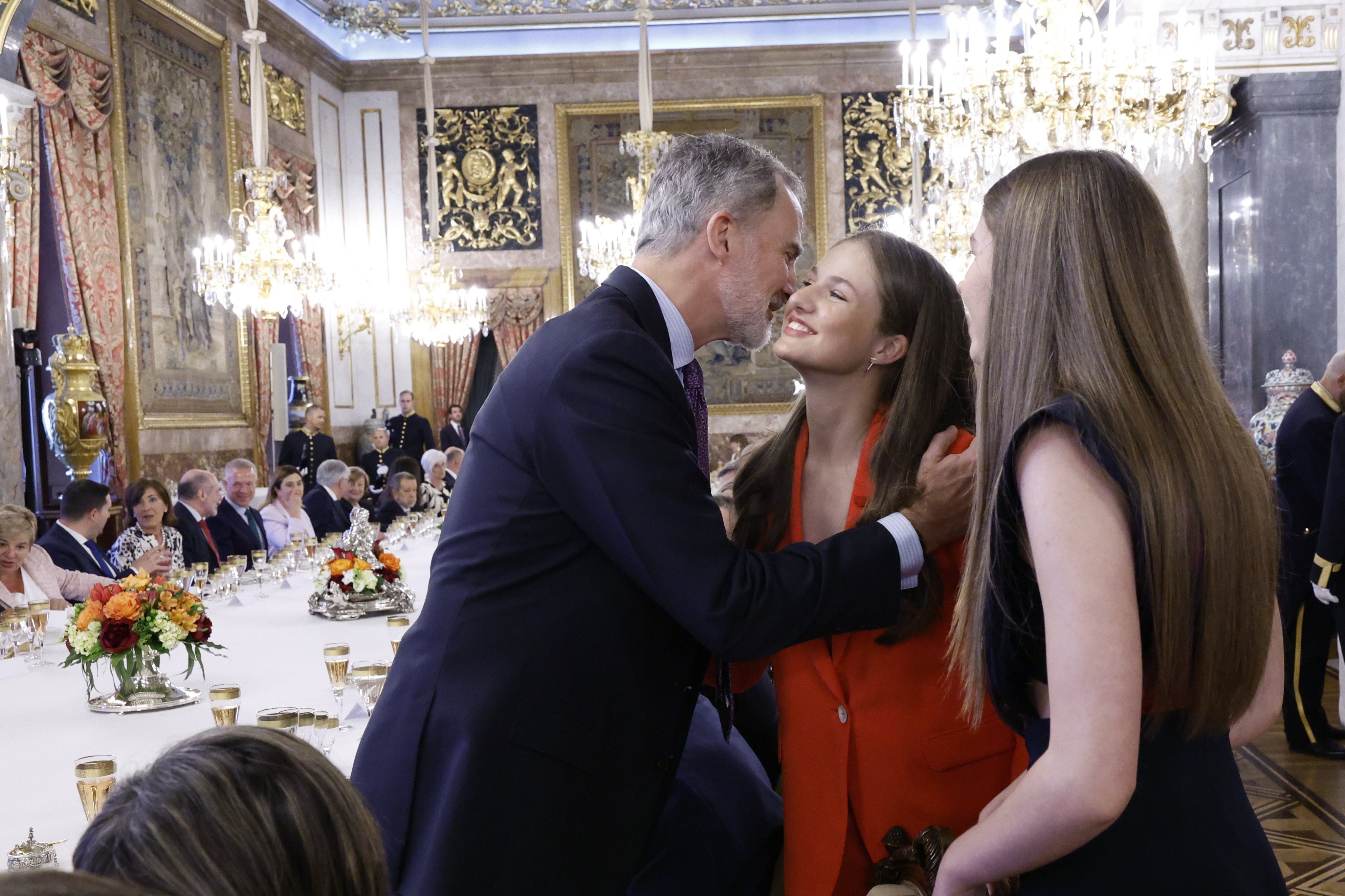 Leonor e Sofia protoganizam momento inesperado no 10.º aniversário do reinado dos pais