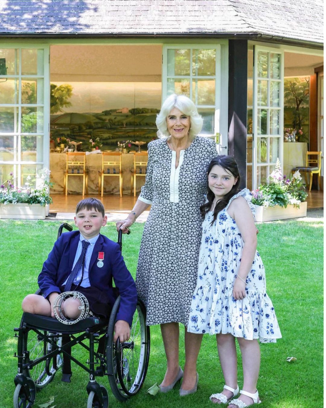 Os convidados especiais da rainha Camilla para um chá no Palácio de Buckingham