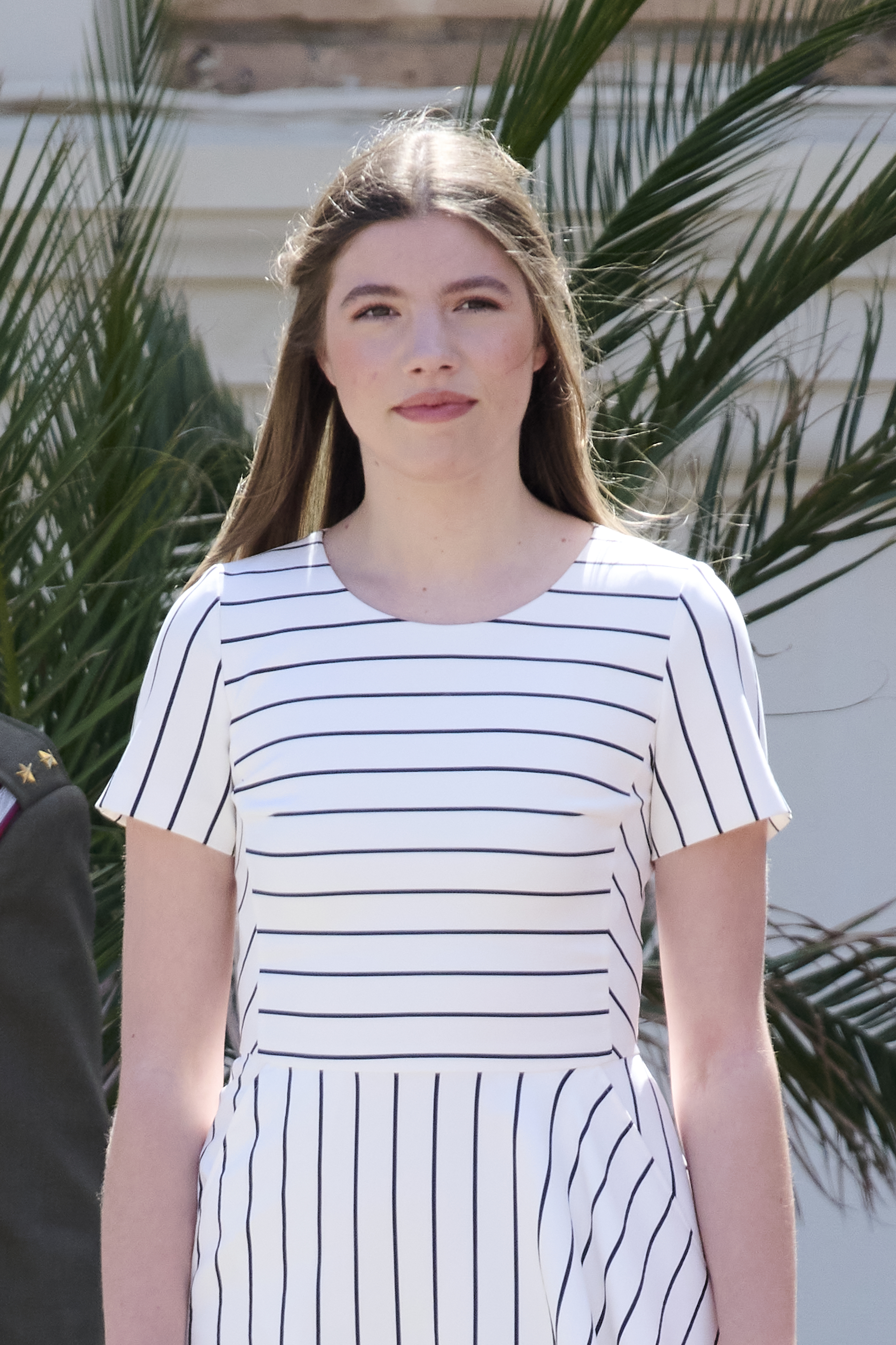 Sofia encanta num vestido de corte assimétrico e inspiração "navy"