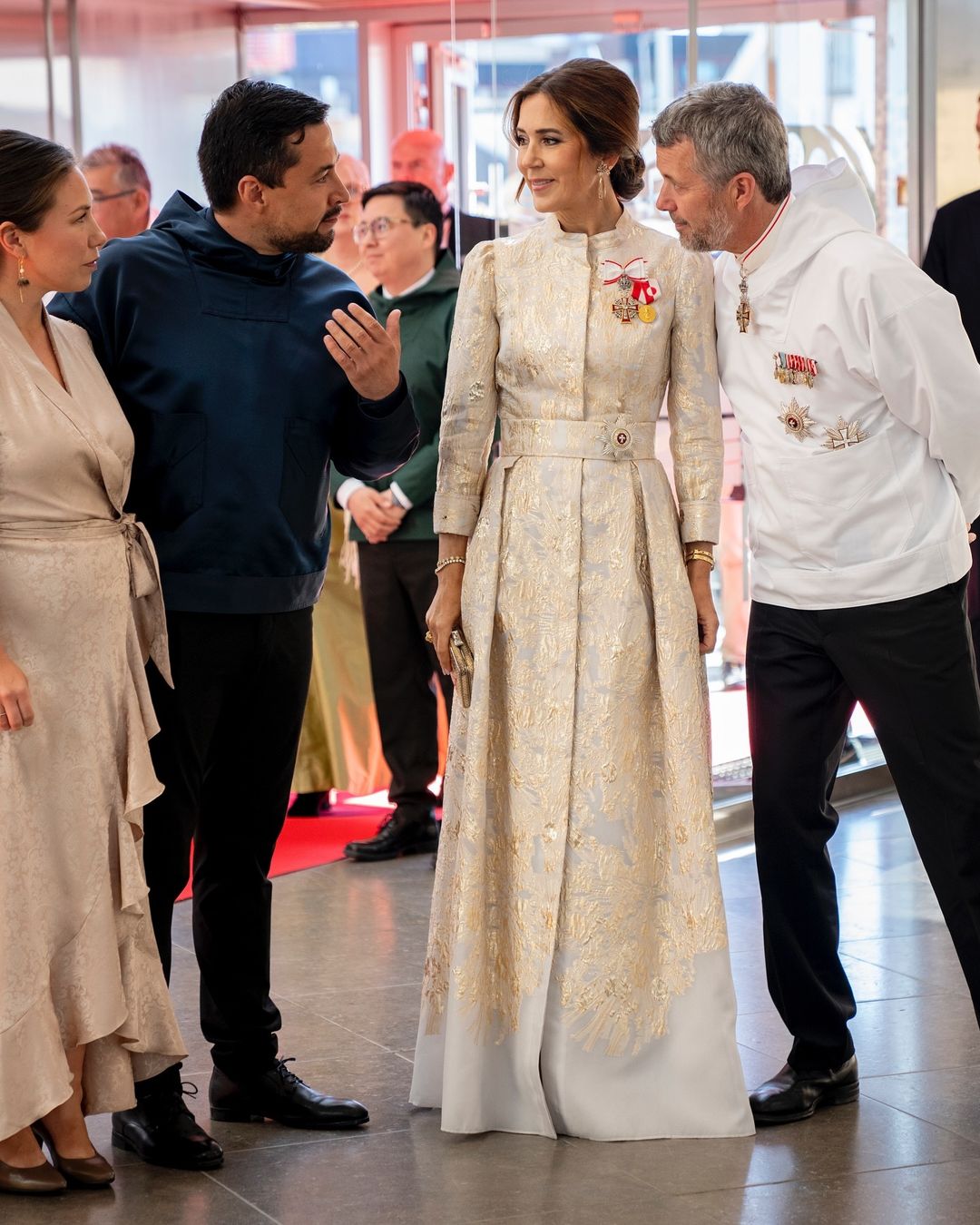 O deslumbrante "look" de Mary na despedida dos reis da Dinamarca na visita à Gronelândia