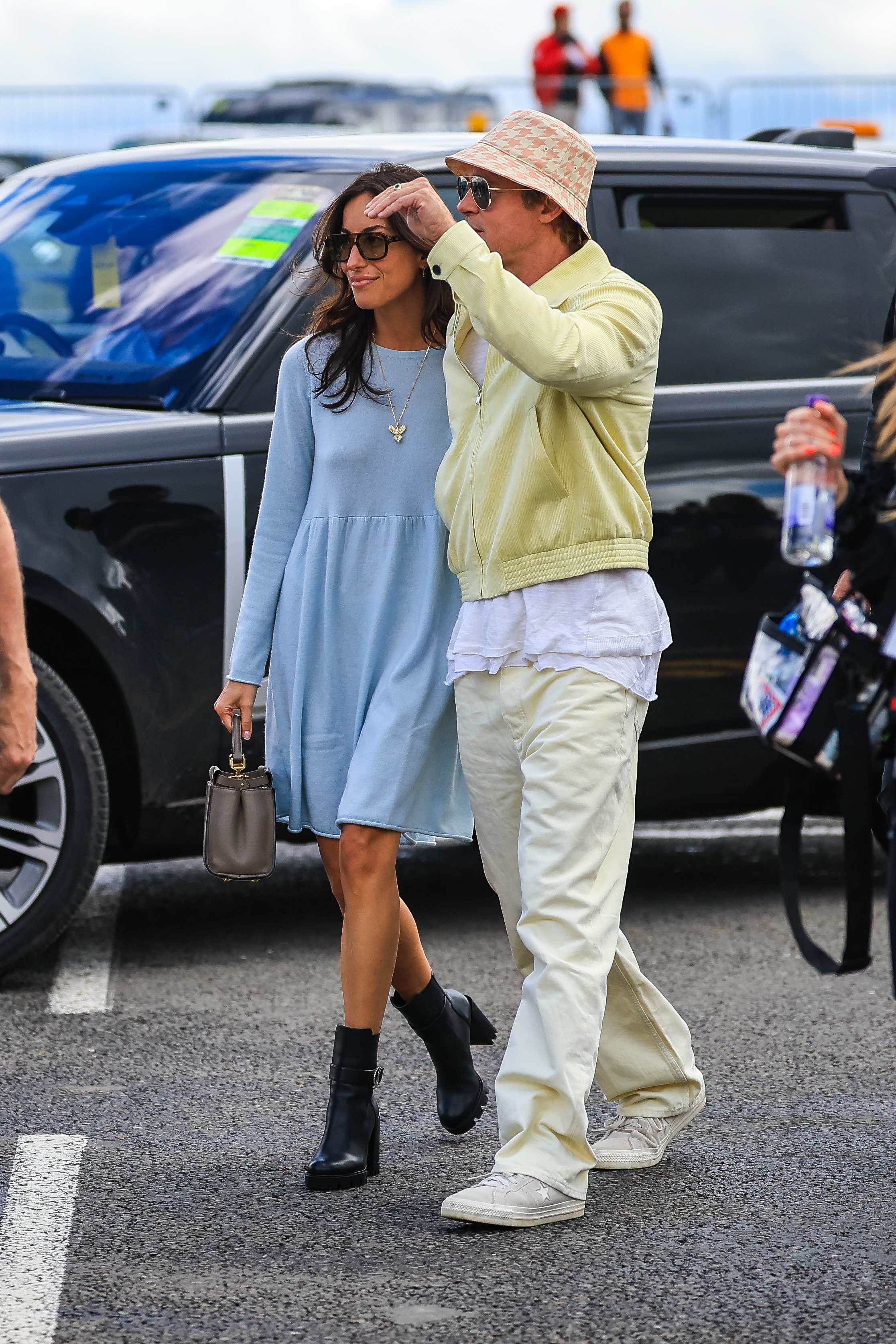 Brad Pitt e Ines de Ramon apaixonados no Grande Pr&eacute;mio de F1 de Inglaterra