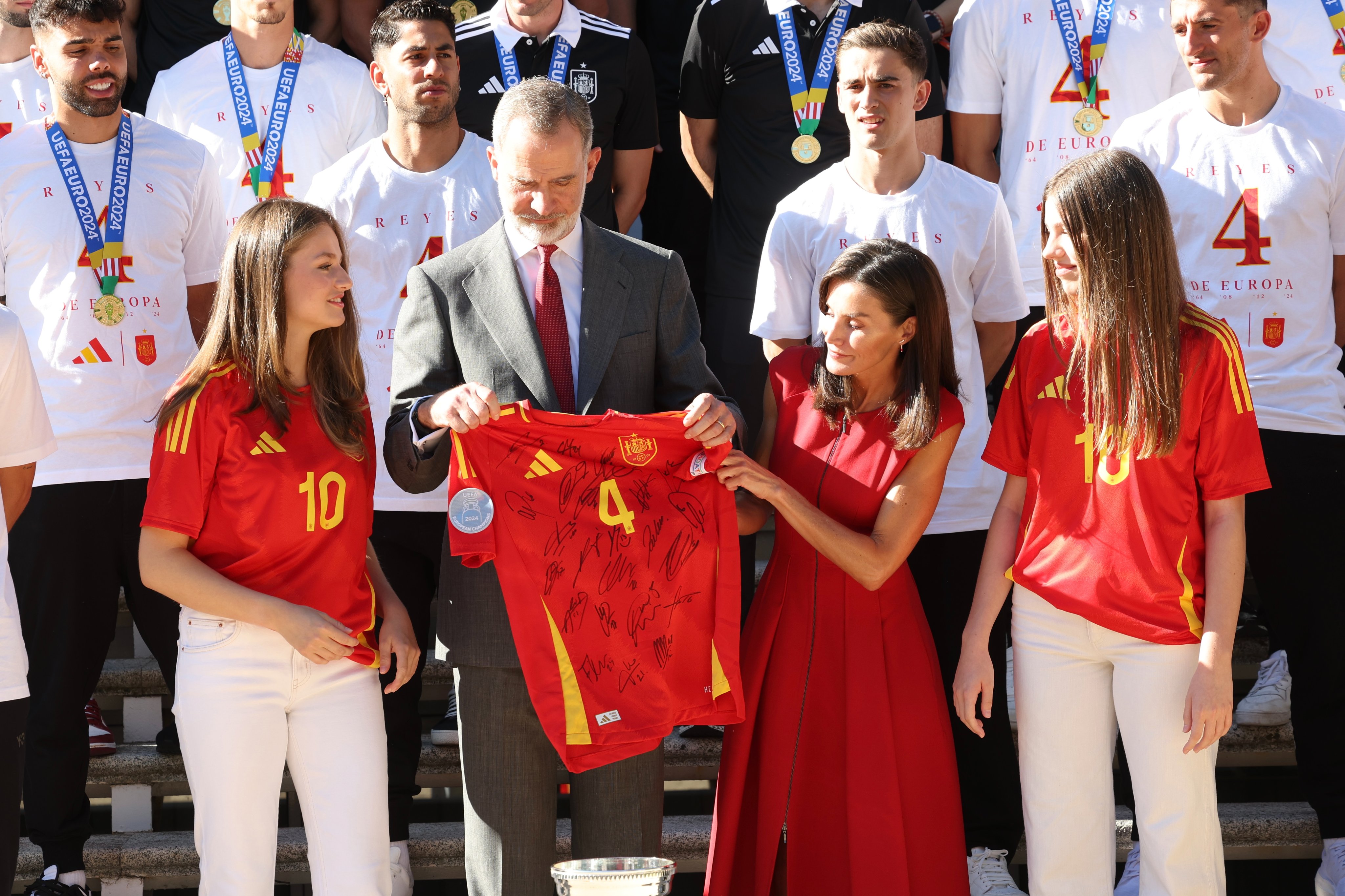 Letizia e Felipe VI recebem sele&ccedil;&atilde;o de Espanha no Pal&aacute;cio da Zarzuela