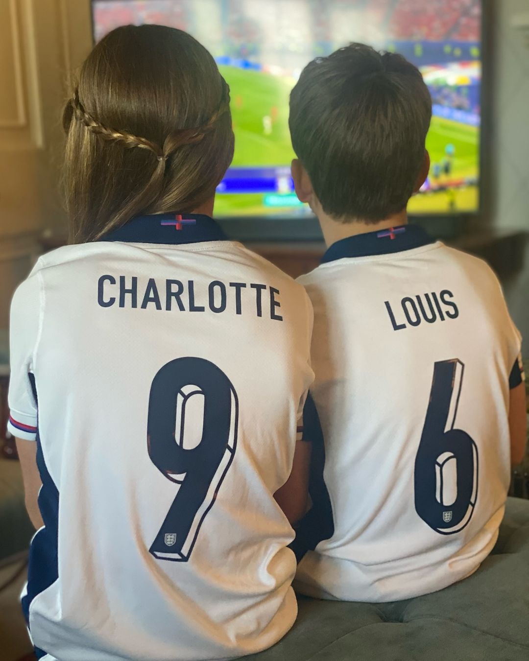 Charlotte e Louis apoiaram a sele&ccedil;&atilde;o inglesa &agrave; dist&acirc;ncia