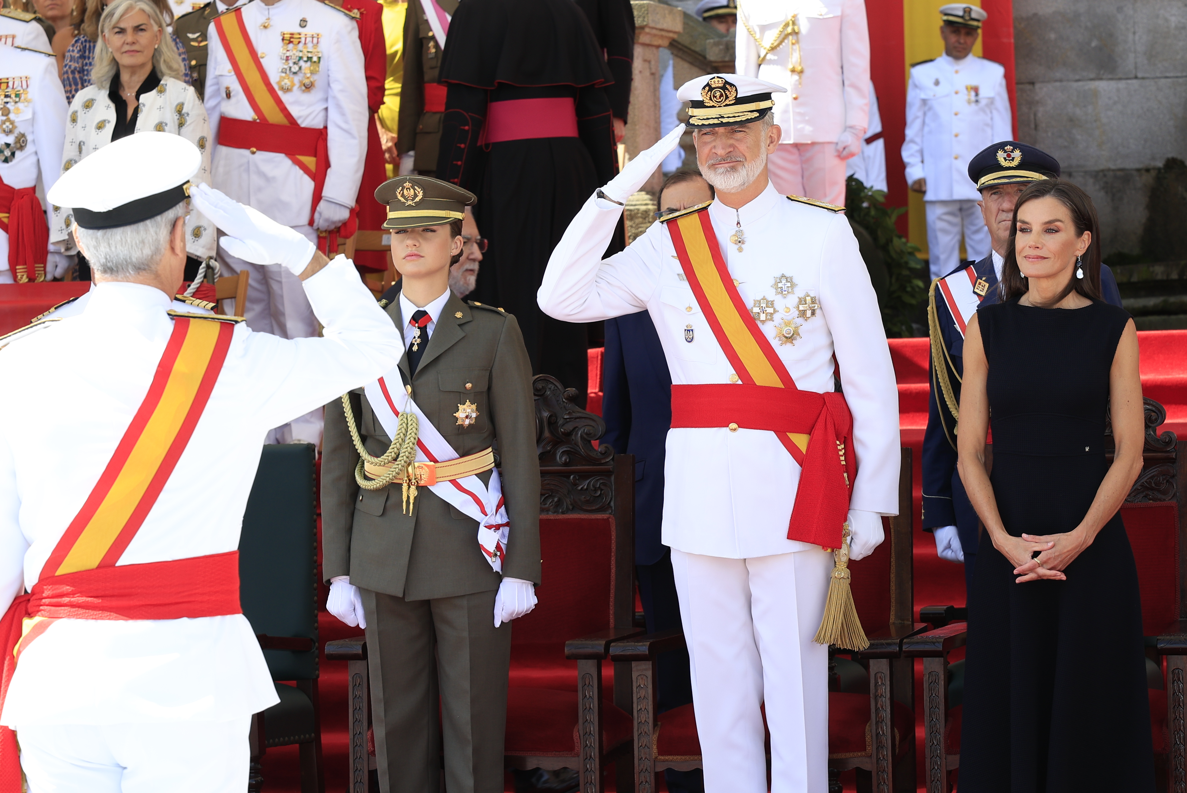 Acompanhada pelos pais, princesa Leonor assiste a cerim&oacute;nia na Escola Naval, a sua futura "casa"