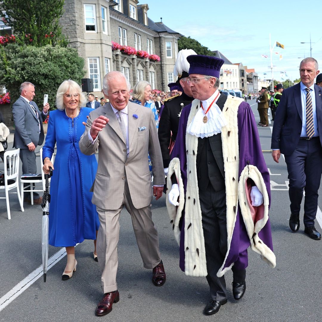 Falso alarme de ataque obriga &agrave; evacua&ccedil;&atilde;o de Carlos III e Camilla durante visita &agrave;s Ilhas do Canal
