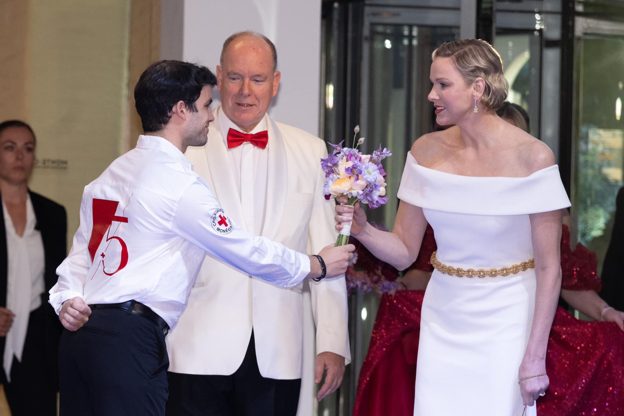 Pr&iacute;ncipe Alberto e Princesa Charlene de M&oacute;naco com Camille Gottlieb na Gala da Cruz Vermelha, a deslumbrar em evento beneficente
